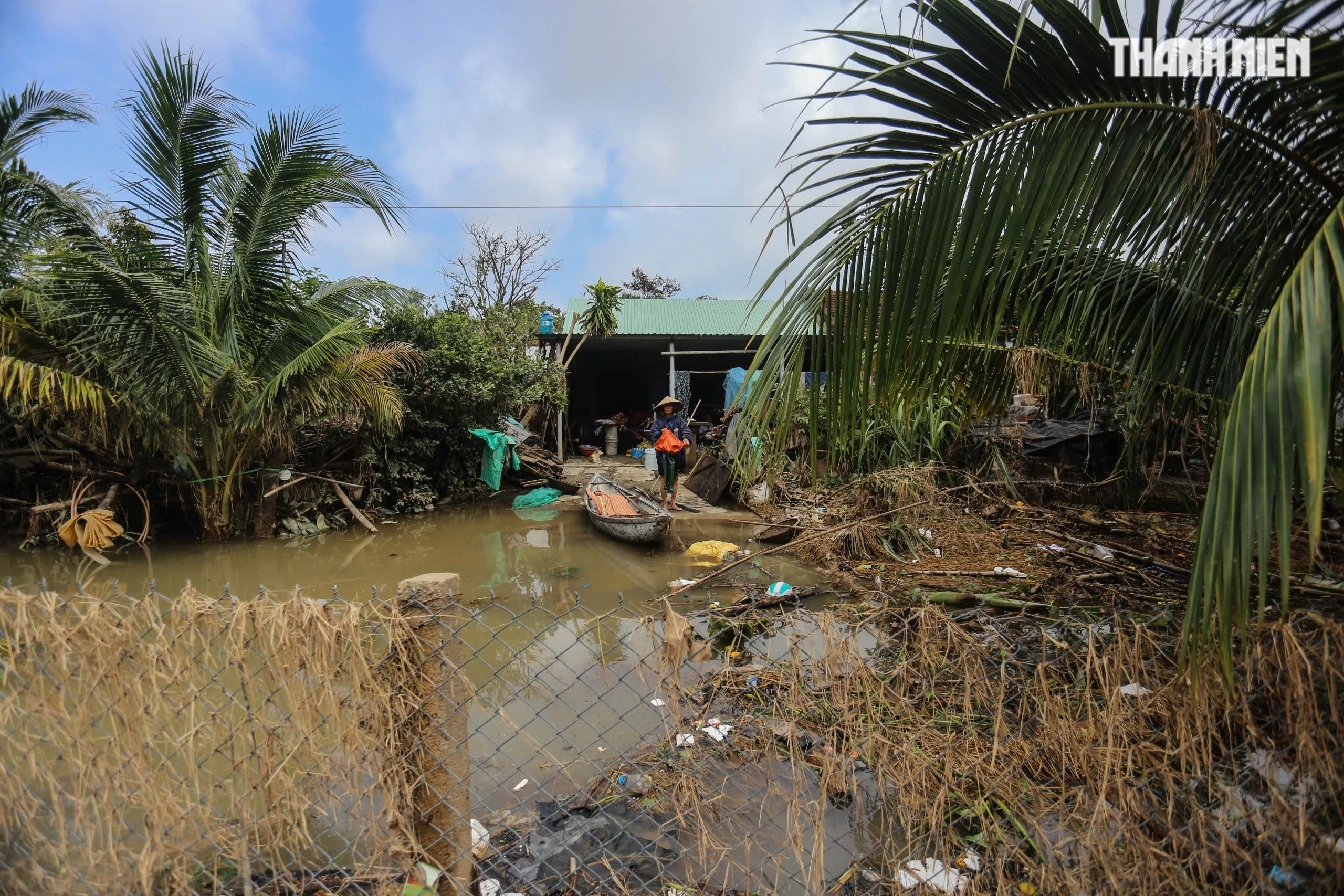 Nơi trũng nhất rốn lũ Hòa Xuân: Thôn xóm tan hoang, nhiều nhà còn đang ngập- Ảnh 6. Nơi trũng nhất rốn lũ Hòa Xuân: Thôn xóm tan hoang, nhiều nhà còn đang ngập- Ảnh 6.