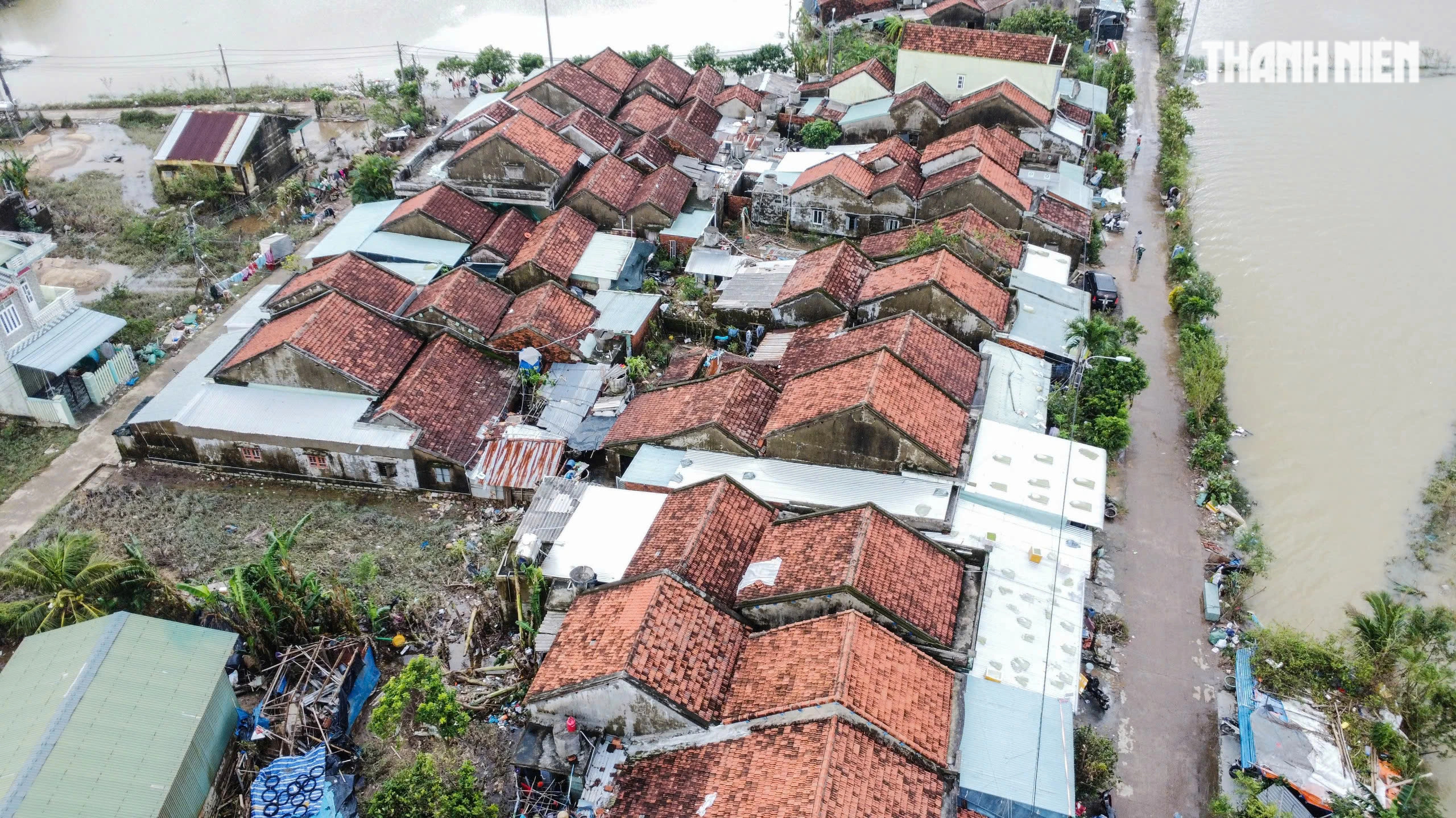 Nơi trũng nhất rốn lũ Hòa Xuân: Thôn xóm tan hoang, nhiều nhà còn đang ngập- Ảnh 3. Nơi trũng nhất rốn lũ Hòa Xuân: Thôn xóm tan hoang, nhiều nhà còn đang ngập- Ảnh 3.