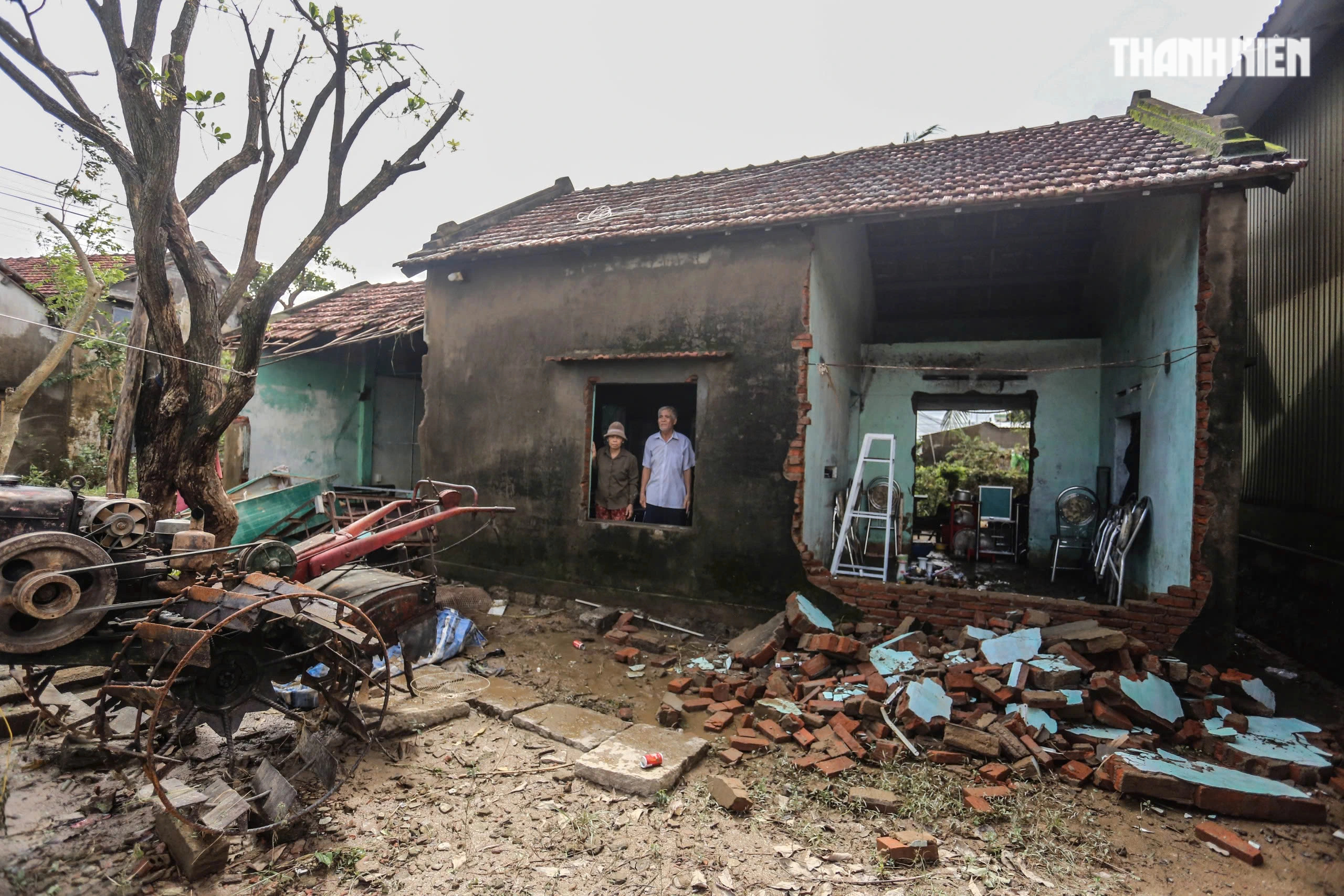 Nơi trũng nhất rốn lũ Hòa Xuân: Thôn xóm tan hoang, nhiều nhà còn đang ngập- Ảnh 13. Nơi trũng nhất rốn lũ Hòa Xuân: Thôn xóm tan hoang, nhiều nhà còn đang ngập- Ảnh 13.