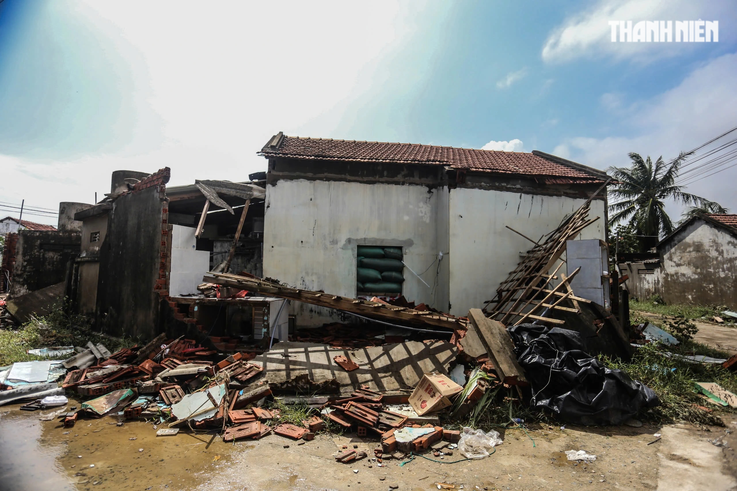 Nơi trũng nhất rốn lũ Hòa Xuân: Thôn xóm tan hoang, nhiều nhà còn đang ngập- Ảnh 4. Nơi trũng nhất rốn lũ Hòa Xuân: Thôn xóm tan hoang, nhiều nhà còn đang ngập- Ảnh 4.