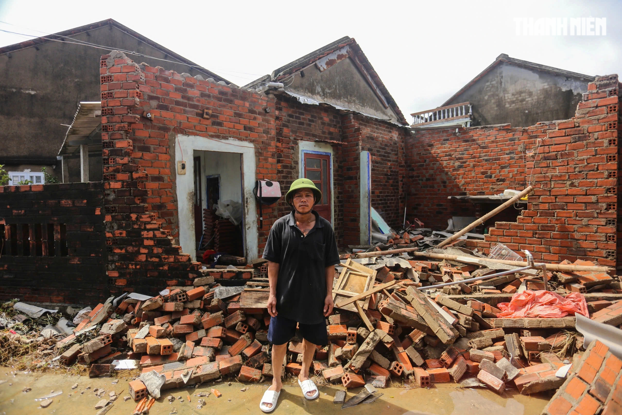 Nơi trũng nhất rốn lũ Hòa Xuân: Thôn xóm tan hoang, nhiều nhà còn đang ngập- Ảnh 12. Nơi trũng nhất rốn lũ Hòa Xuân: Thôn xóm tan hoang, nhiều nhà còn đang ngập- Ảnh 12.