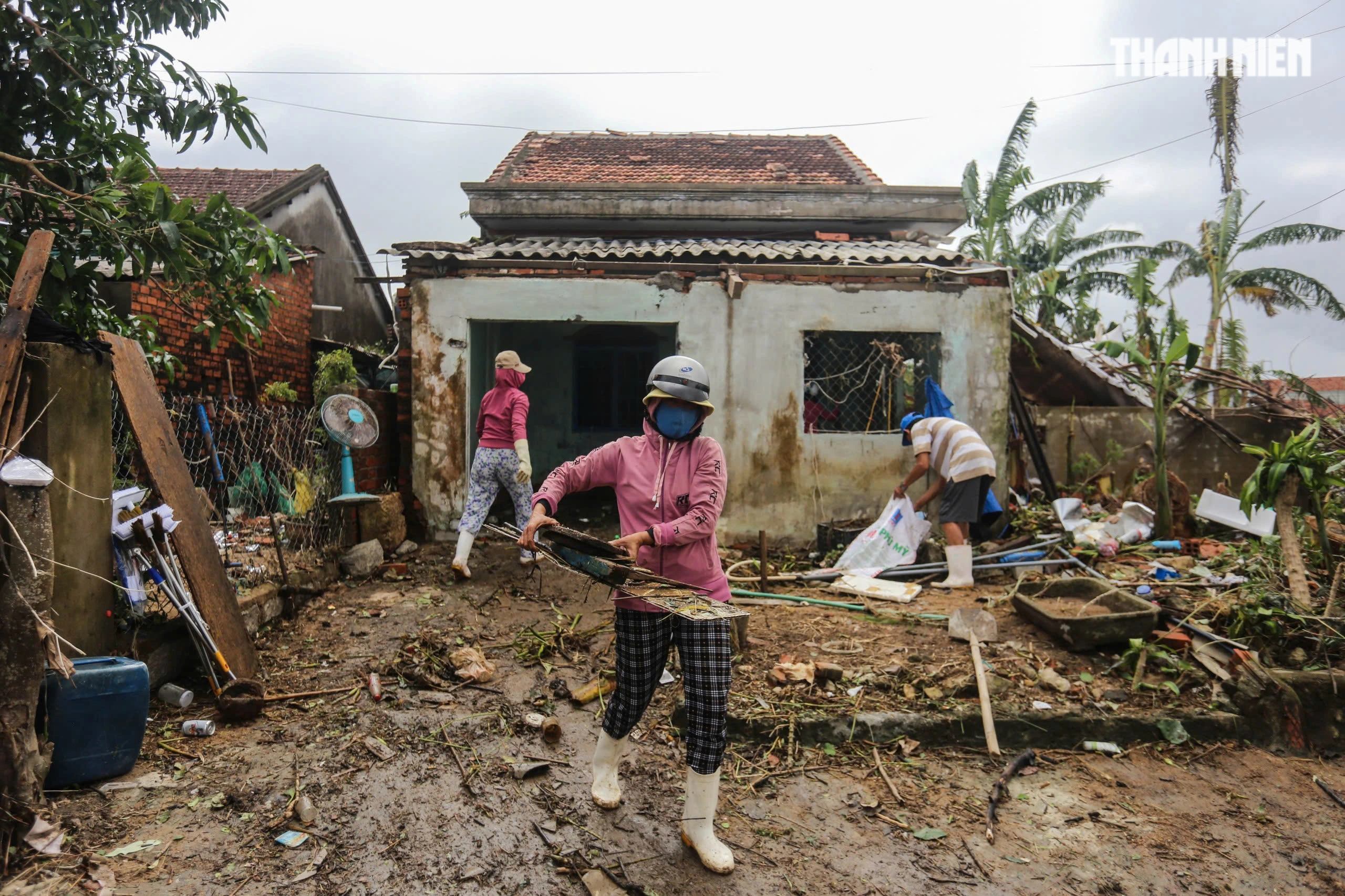 Nơi trũng nhất rốn lũ Hòa Xuân: Thôn xóm tan hoang, nhiều nhà còn đang ngập- Ảnh 9. Nơi trũng nhất rốn lũ Hòa Xuân: Thôn xóm tan hoang, nhiều nhà còn đang ngập- Ảnh 9.