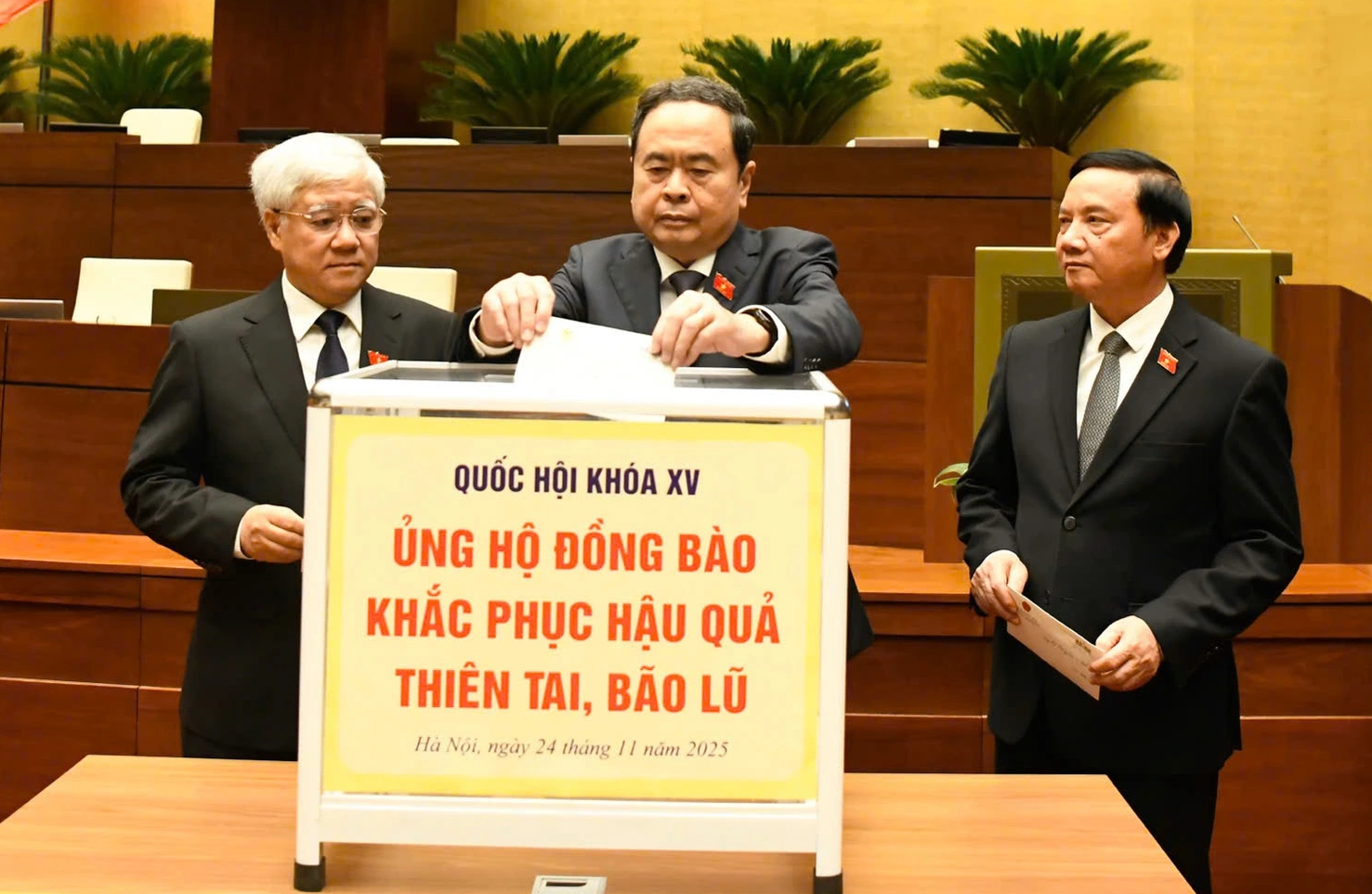 Chủ tịch Quốc hội Trần Thanh Mẫn (giữa) cùng các Phó chủ tịch Quốc hội ủng hộ đồng bào khắc phục hậu quả thiên tai, bão lũ. Ảnh: Gia Hân