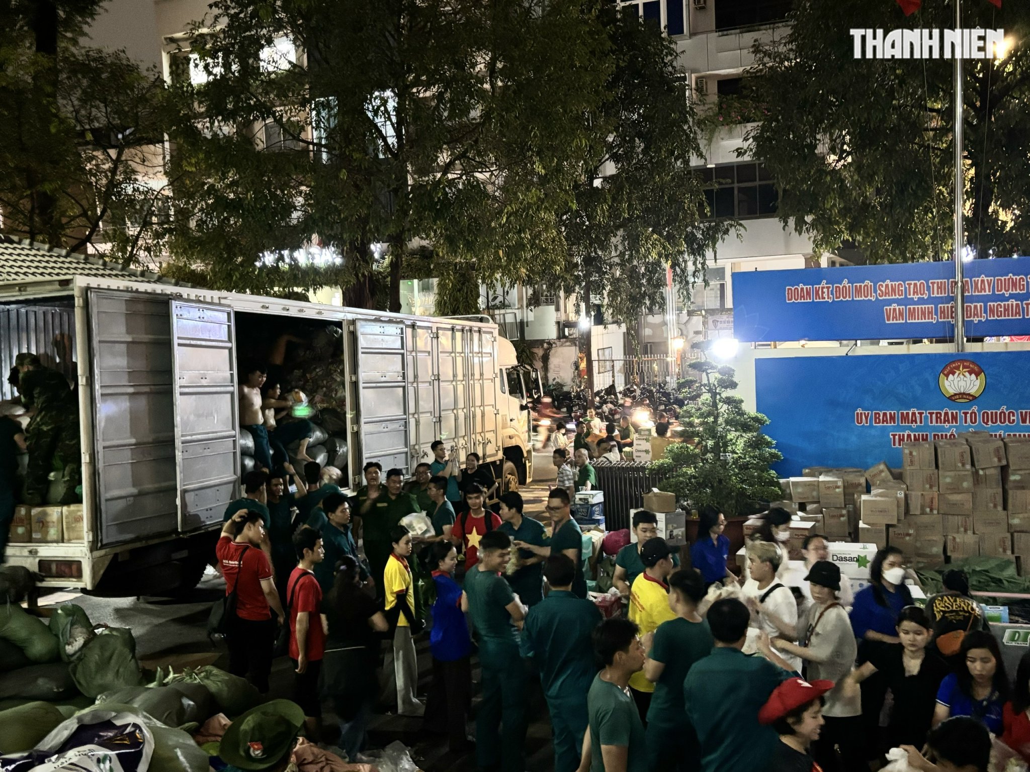 Thâu đêm chuyền tay hàng cứu trợ đến đồng bào vùng lũ miền Trung- Ảnh 1. Thâu đêm chuyền tay hàng cứu trợ đến đồng bào vùng lũ miền Trung- Ảnh 1.