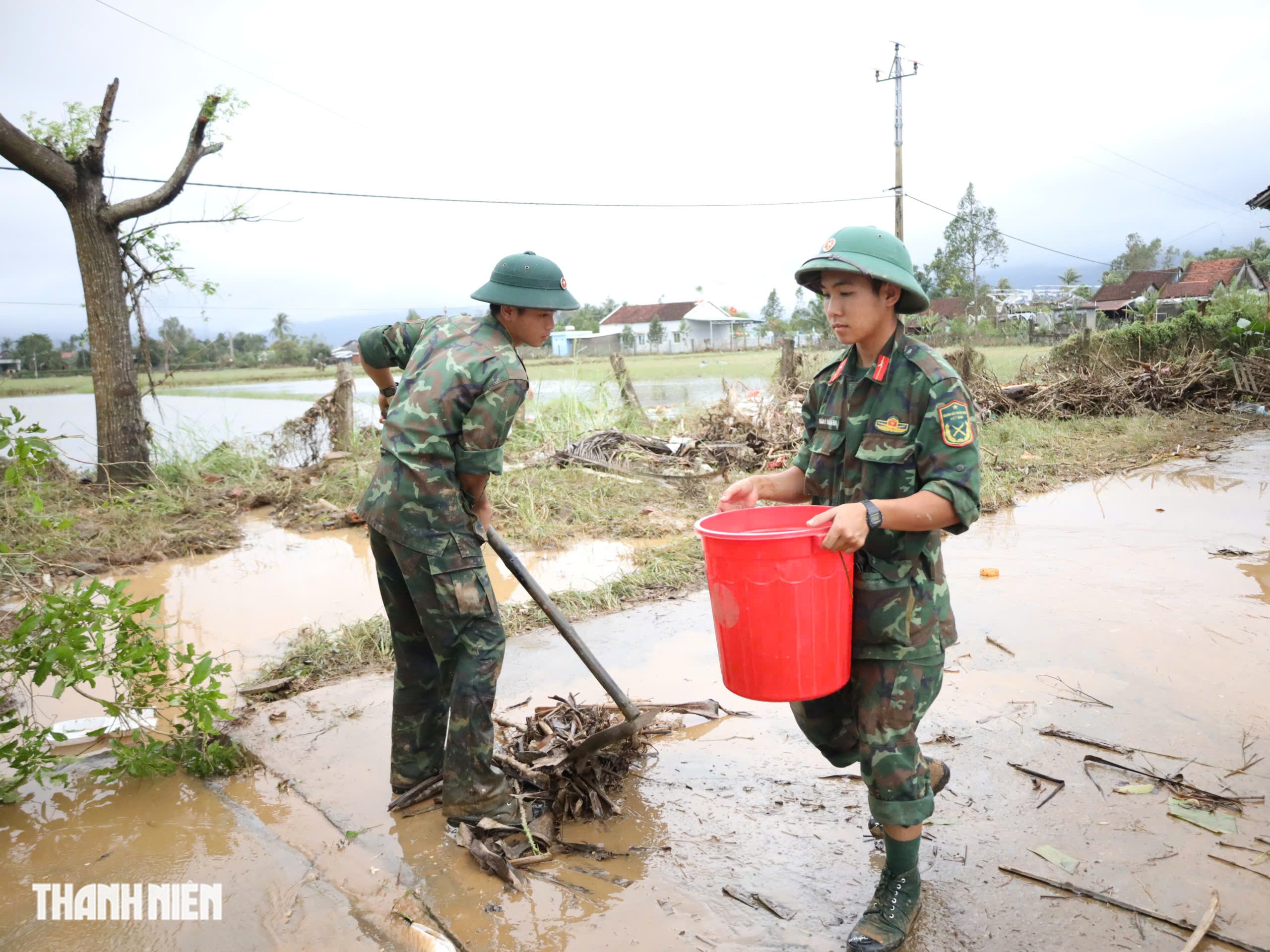 Rốn lũ hòa Thịnh: Lớp học ngập bùn , bộ đội giúp học sinh trở lại trường - Ảnh 4.