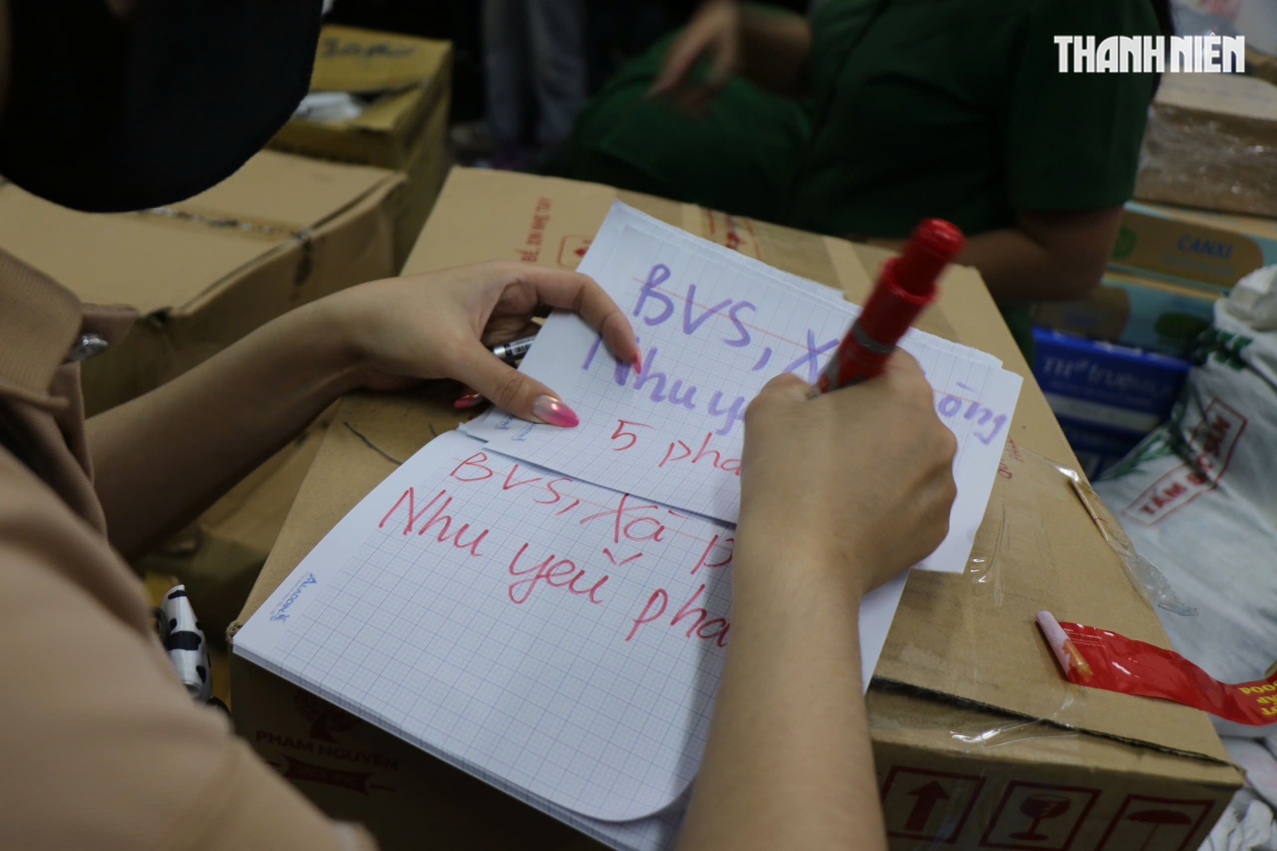 Thâu đêm chuyền tay hàng cứu trợ đến đồng bào vùng lũ miền Trung- Ảnh 9. Thâu đêm chuyền tay hàng cứu trợ đến đồng bào vùng lũ miền Trung- Ảnh 9.