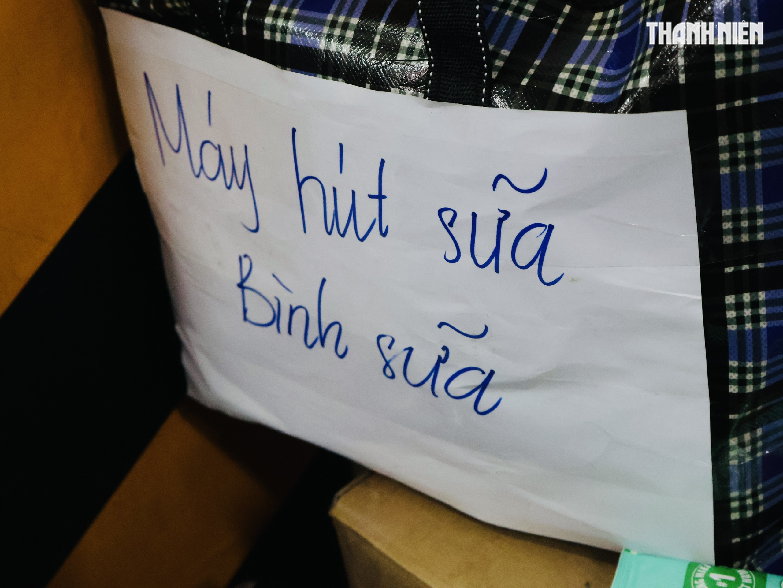 Thâu đêm chuyền tay hàng cứu trợ đến đồng bào vùng lũ miền Trung- Ảnh 6. Thâu đêm chuyền tay hàng cứu trợ đến đồng bào vùng lũ miền Trung- Ảnh 6.