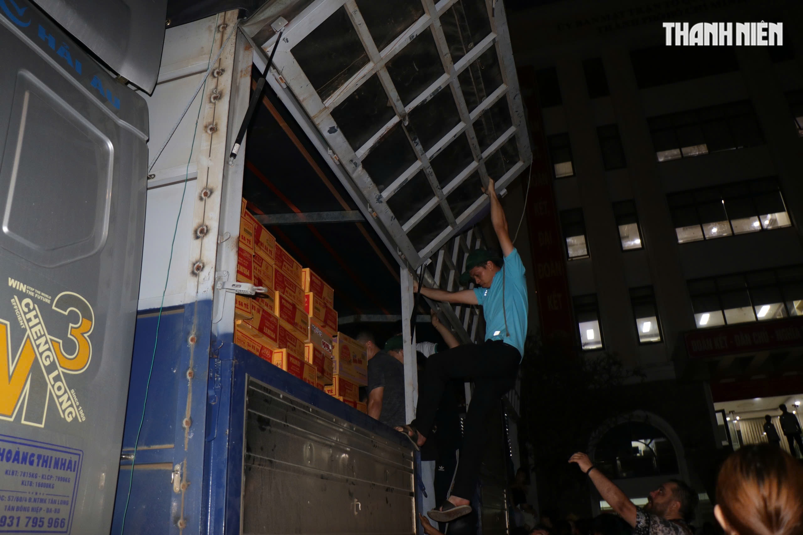 Thâu đêm chuyền tay hàng cứu trợ đến đồng bào vùng lũ miền Trung- Ảnh 11. Thâu đêm chuyền tay hàng cứu trợ đến đồng bào vùng lũ miền Trung- Ảnh 11.