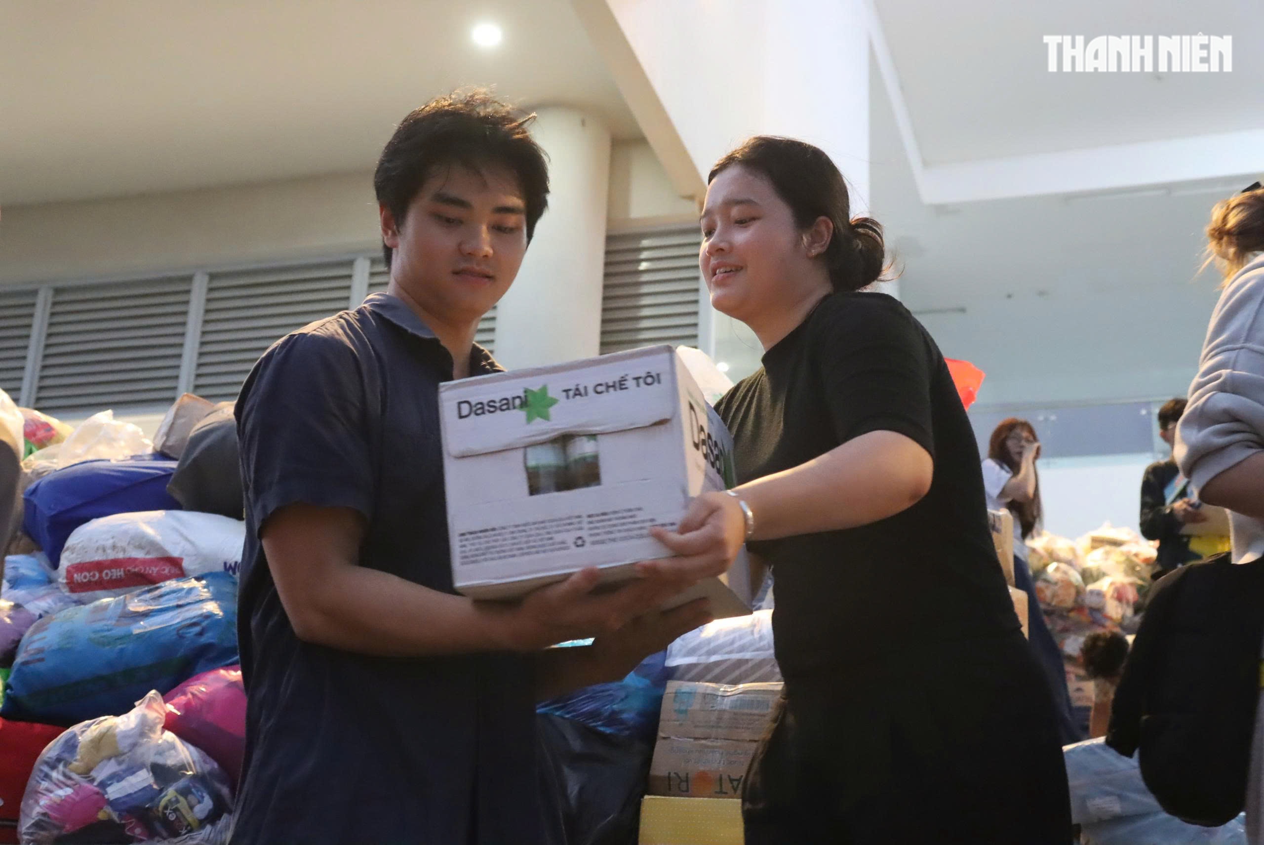 Thâu đêm chuyền tay hàng cứu trợ đến đồng bào vùng lũ miền Trung- Ảnh 15. Thâu đêm chuyền tay hàng cứu trợ đến đồng bào vùng lũ miền Trung- Ảnh 15.