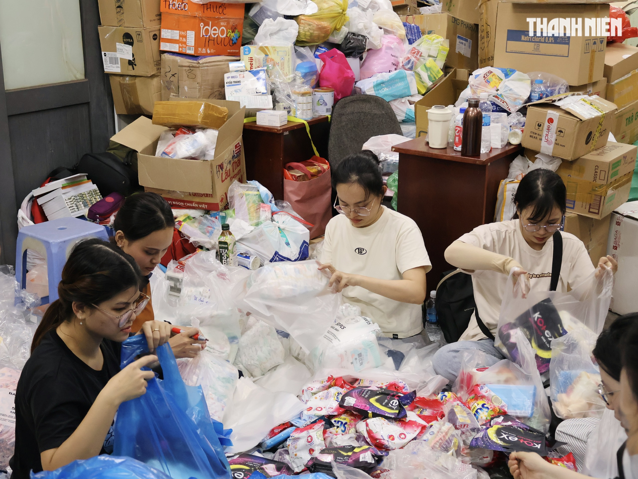 Thâu đêm chuyền tay hàng cứu trợ đến đồng bào vùng lũ miền Trung- Ảnh 2. Thâu đêm chuyền tay hàng cứu trợ đến đồng bào vùng lũ miền Trung- Ảnh 2.