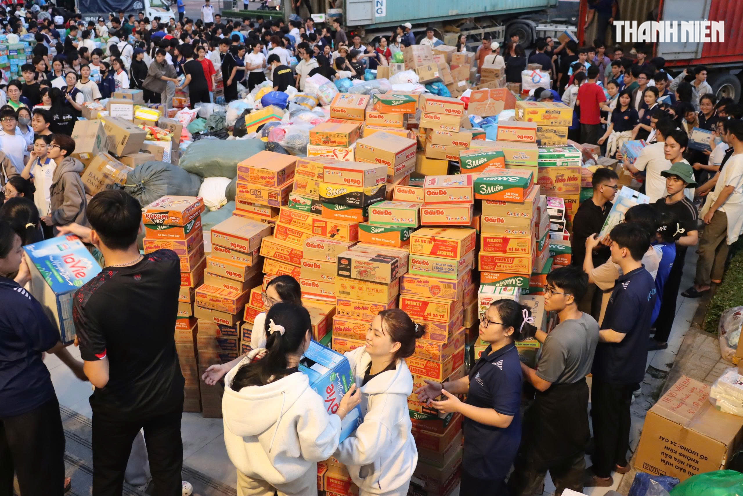 Thâu đêm chuyền tay hàng cứu trợ đến đồng bào vùng lũ miền Trung- Ảnh 14. Thâu đêm chuyền tay hàng cứu trợ đến đồng bào vùng lũ miền Trung- Ảnh 14.