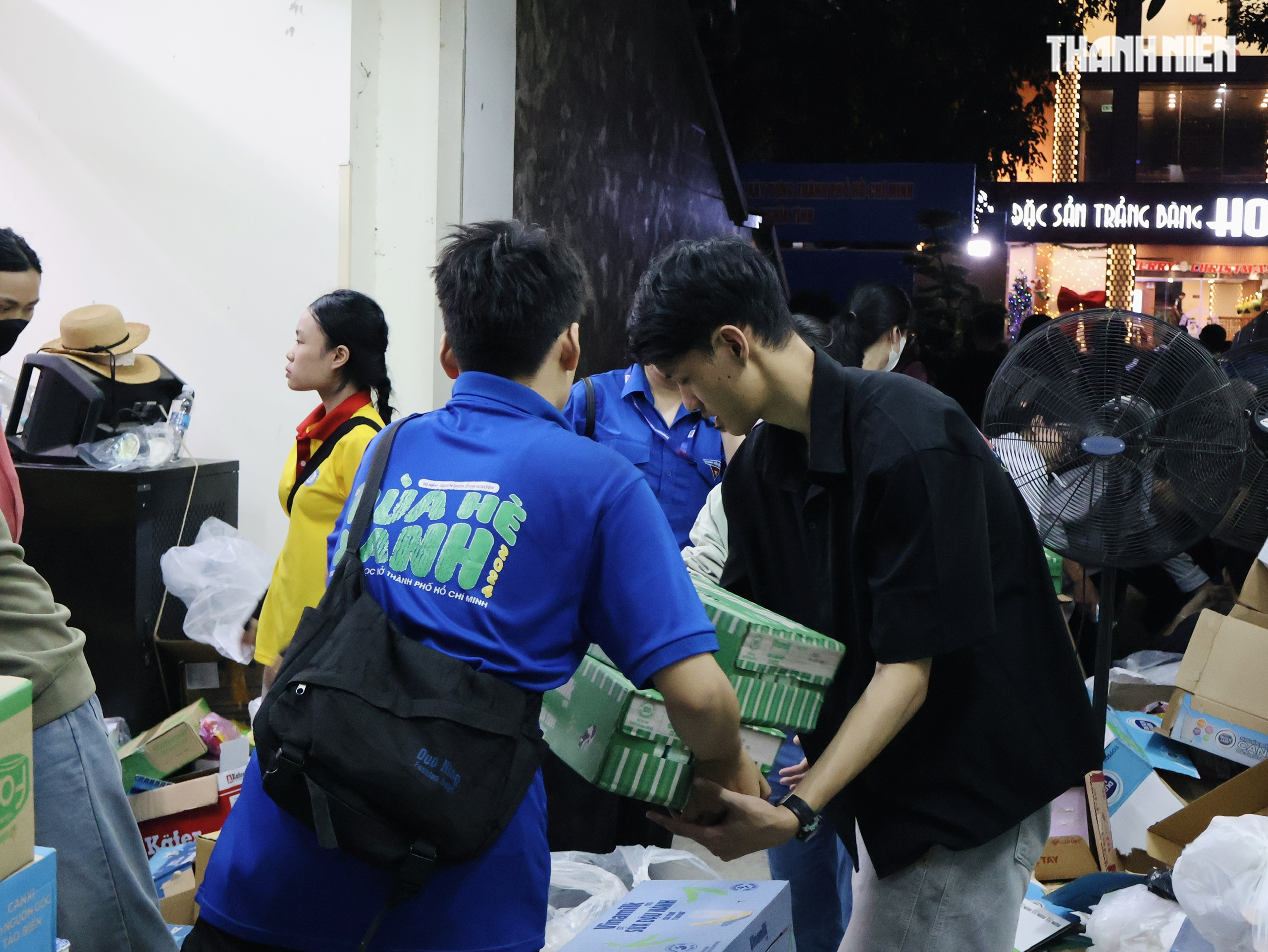 Thâu đêm chuyền tay hàng cứu trợ đến đồng bào vùng lũ miền Trung- Ảnh 5. Thâu đêm chuyền tay hàng cứu trợ đến đồng bào vùng lũ miền Trung- Ảnh 5.