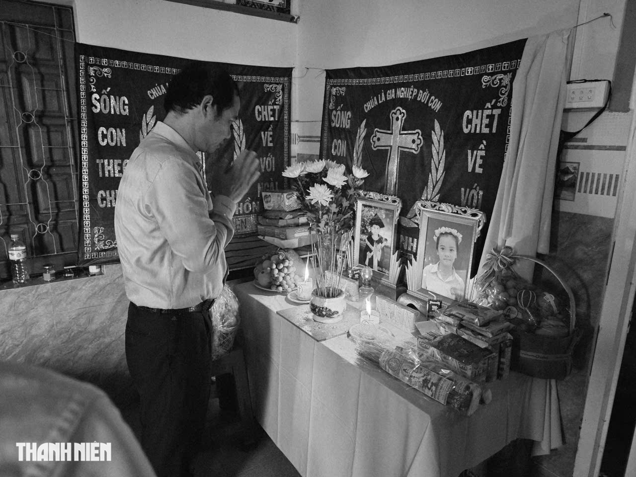 Mưa lũ cuốn trôi 2 con nhỏ: Nỗi đau không nguôi của người mẹ bên bàn thờ - Ảnh 4.