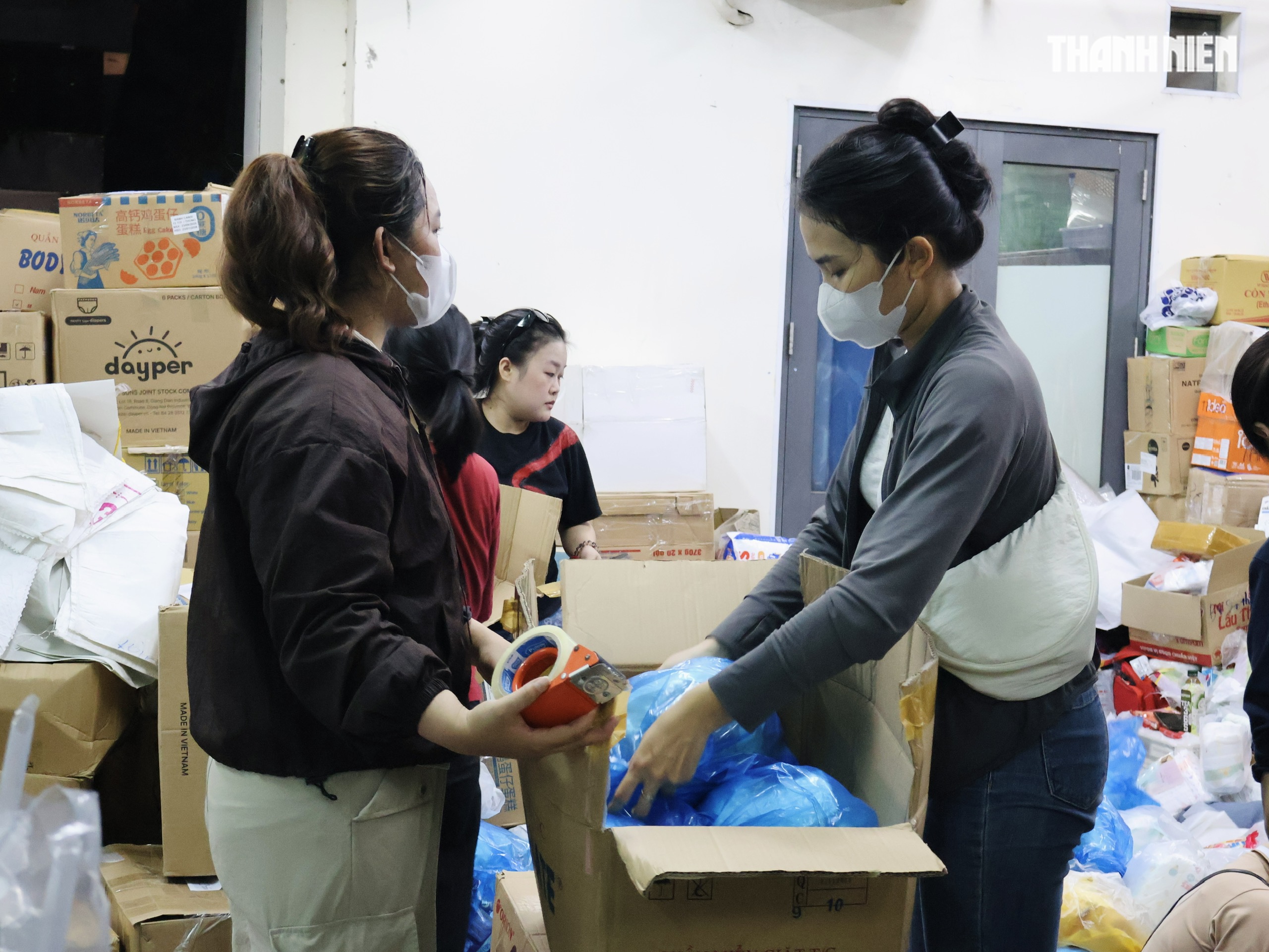 Thâu đêm chuyền tay hàng cứu trợ đến đồng bào vùng lũ miền Trung- Ảnh 4. Thâu đêm chuyền tay hàng cứu trợ đến đồng bào vùng lũ miền Trung- Ảnh 4.