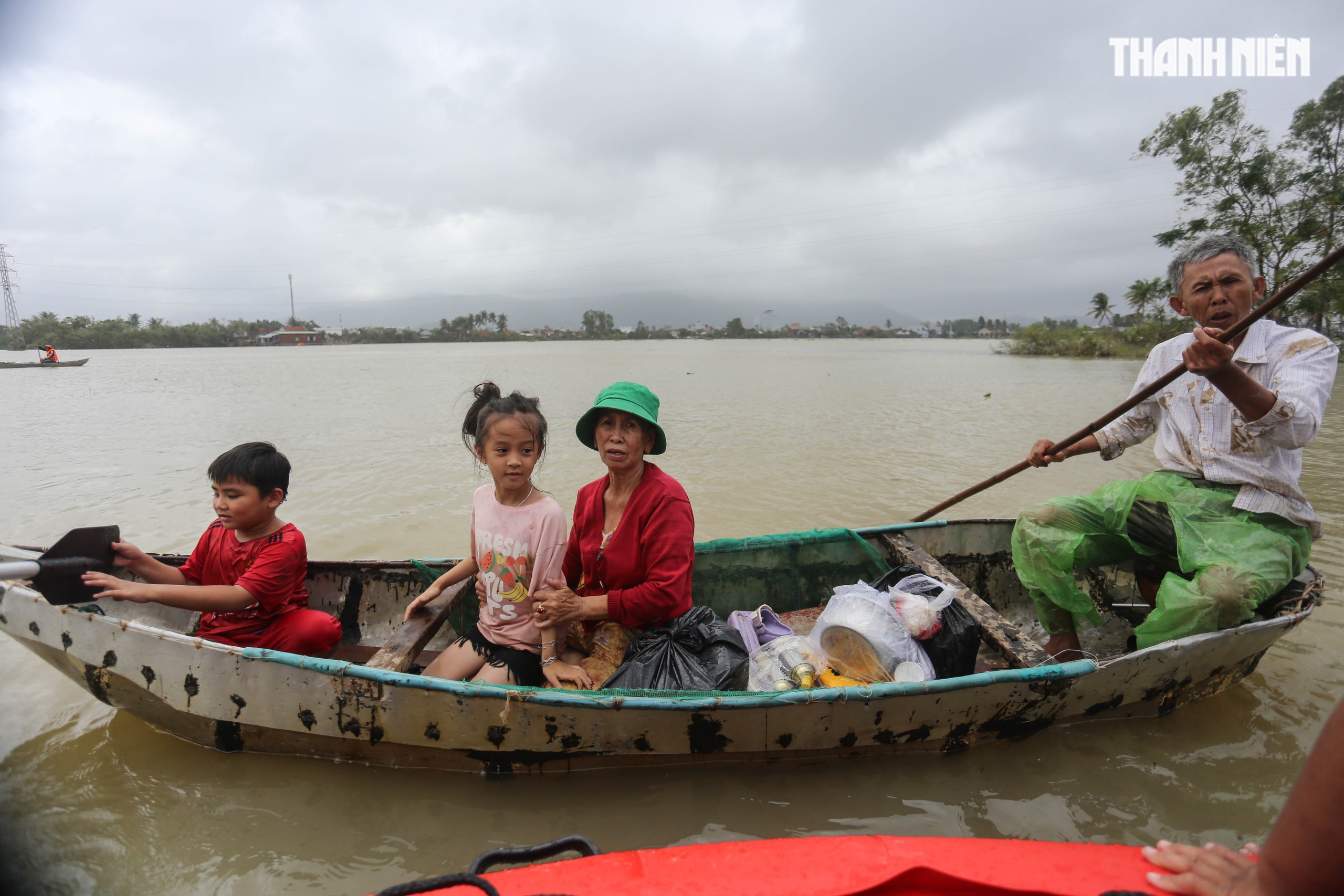 Thợ hồ rốn lũ Hòa Xuân: Nhà sập vẫn từ chối quà, nhường cho người khổ hơn- Ảnh 6.