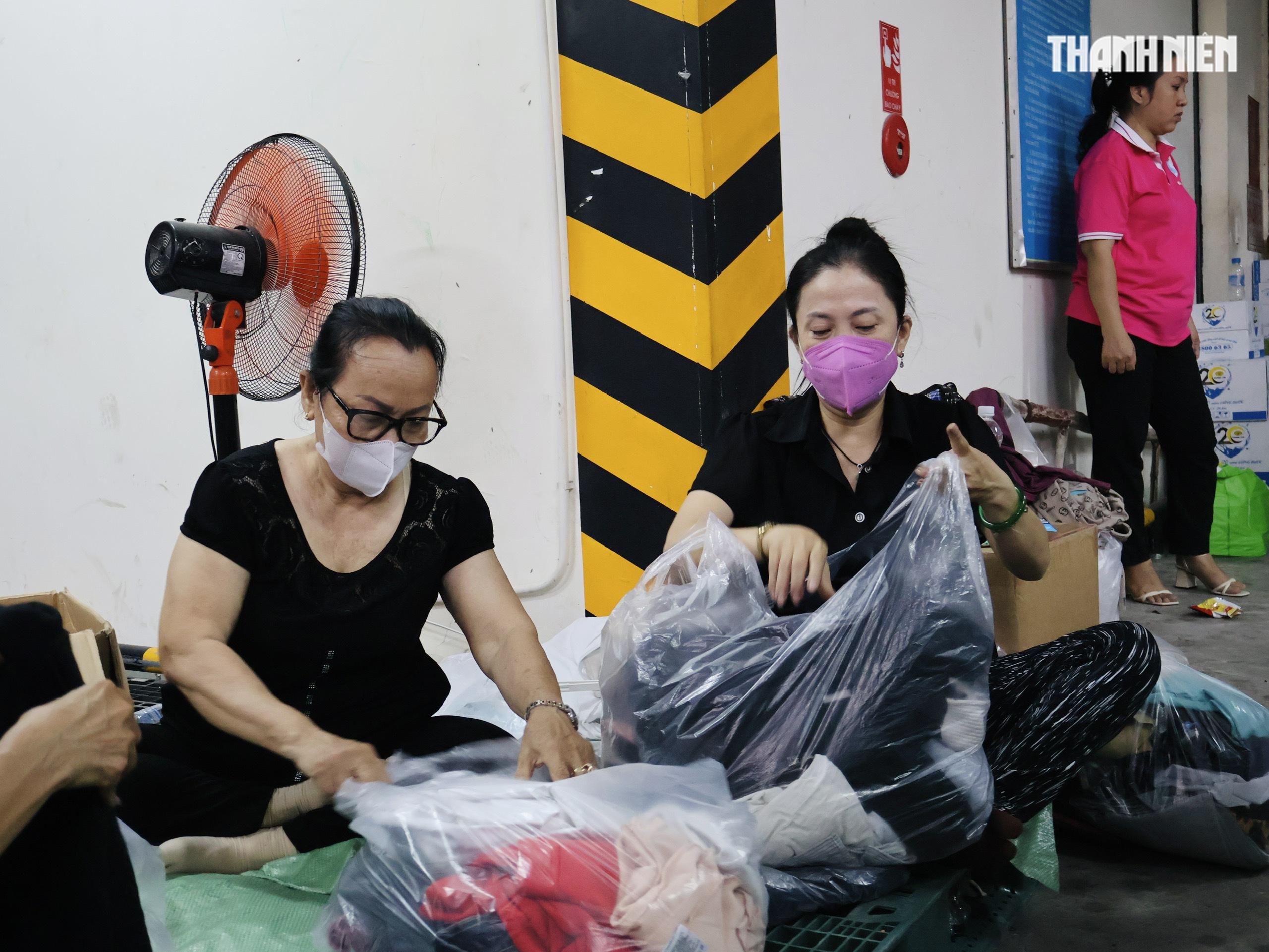 Thâu đêm chuyền tay hàng cứu trợ đến đồng bào vùng lũ miền Trung- Ảnh 3. Thâu đêm chuyền tay hàng cứu trợ đến đồng bào vùng lũ miền Trung- Ảnh 3.