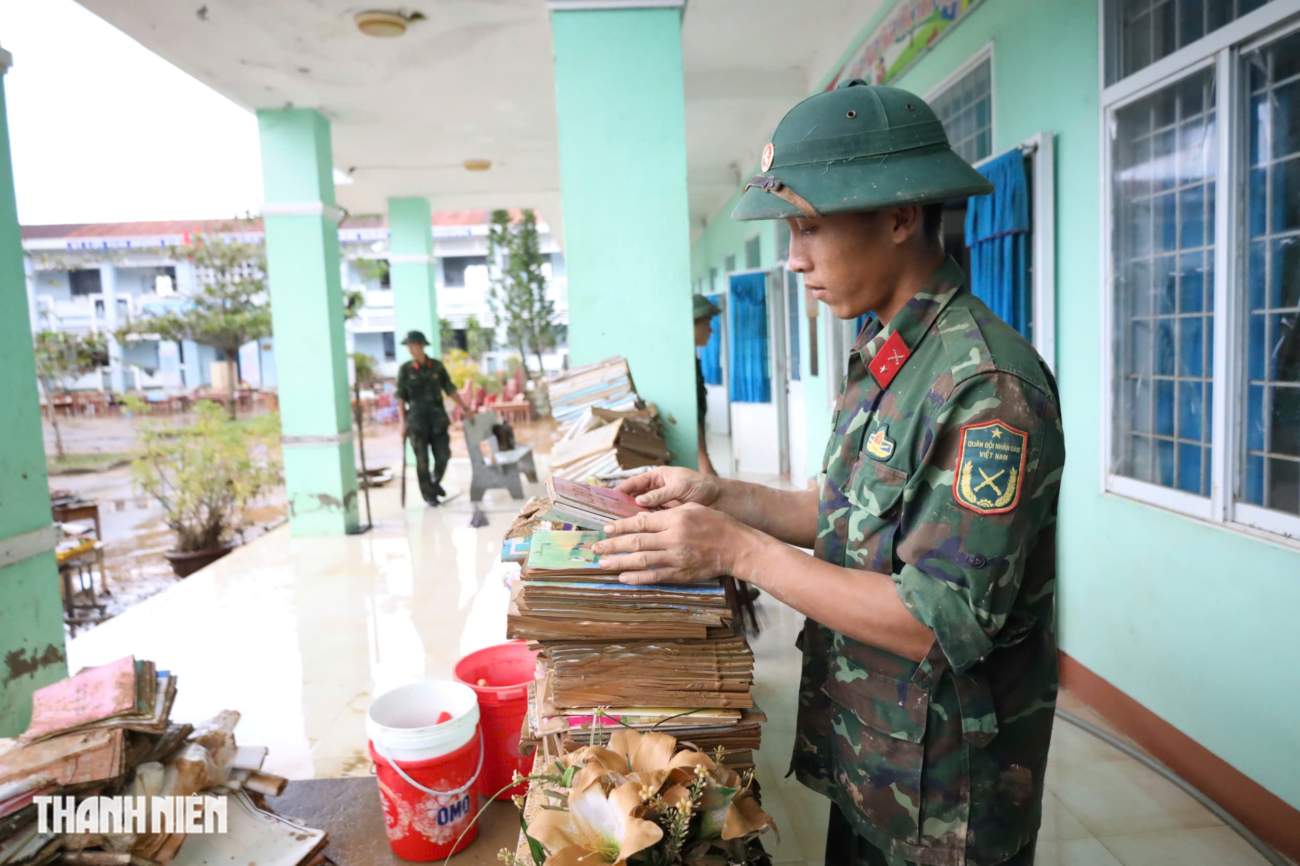 Rốn lũ hòa Thịnh: Lớp học ngập bùn , bộ đội giúp học sinh trở lại trường - Ảnh 5.