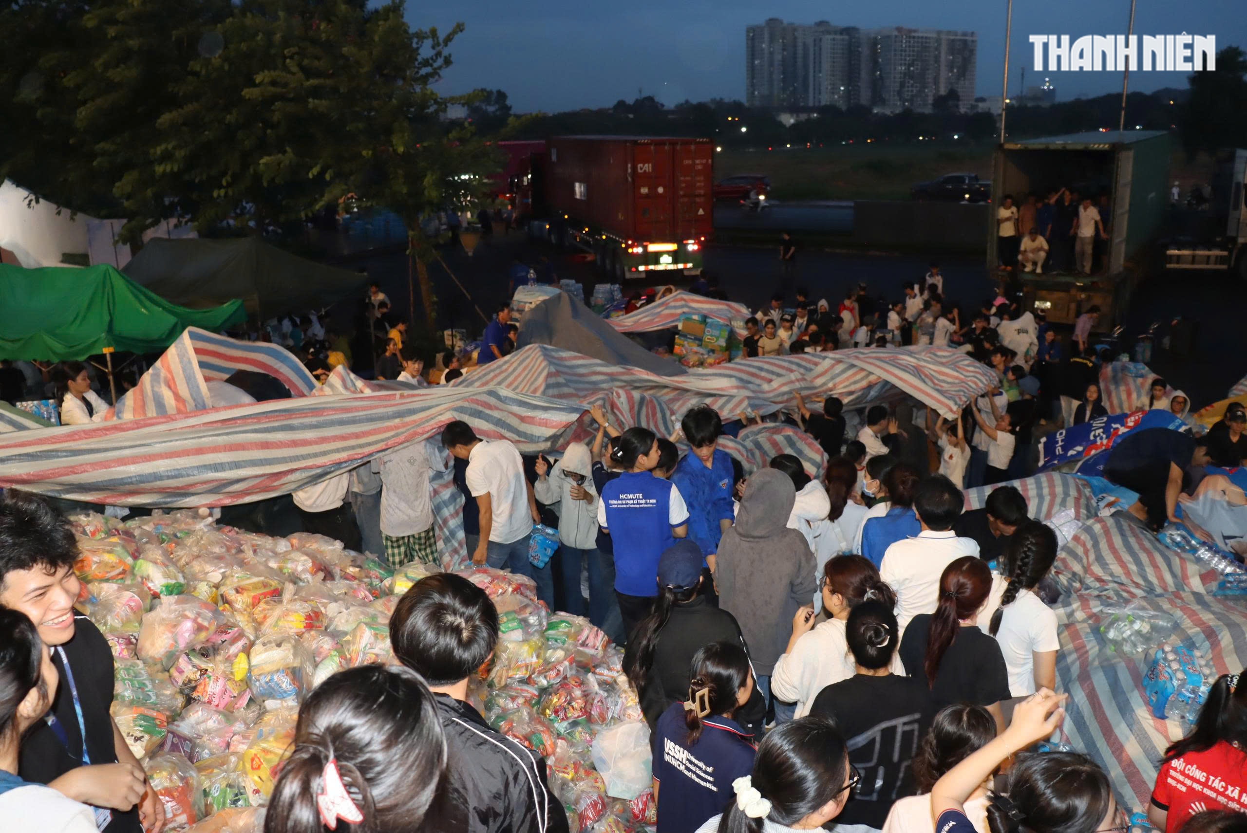 Thâu đêm chuyền tay hàng cứu trợ đến đồng bào vùng lũ miền Trung- Ảnh 18. Thâu đêm chuyền tay hàng cứu trợ đến đồng bào vùng lũ miền Trung- Ảnh 18.