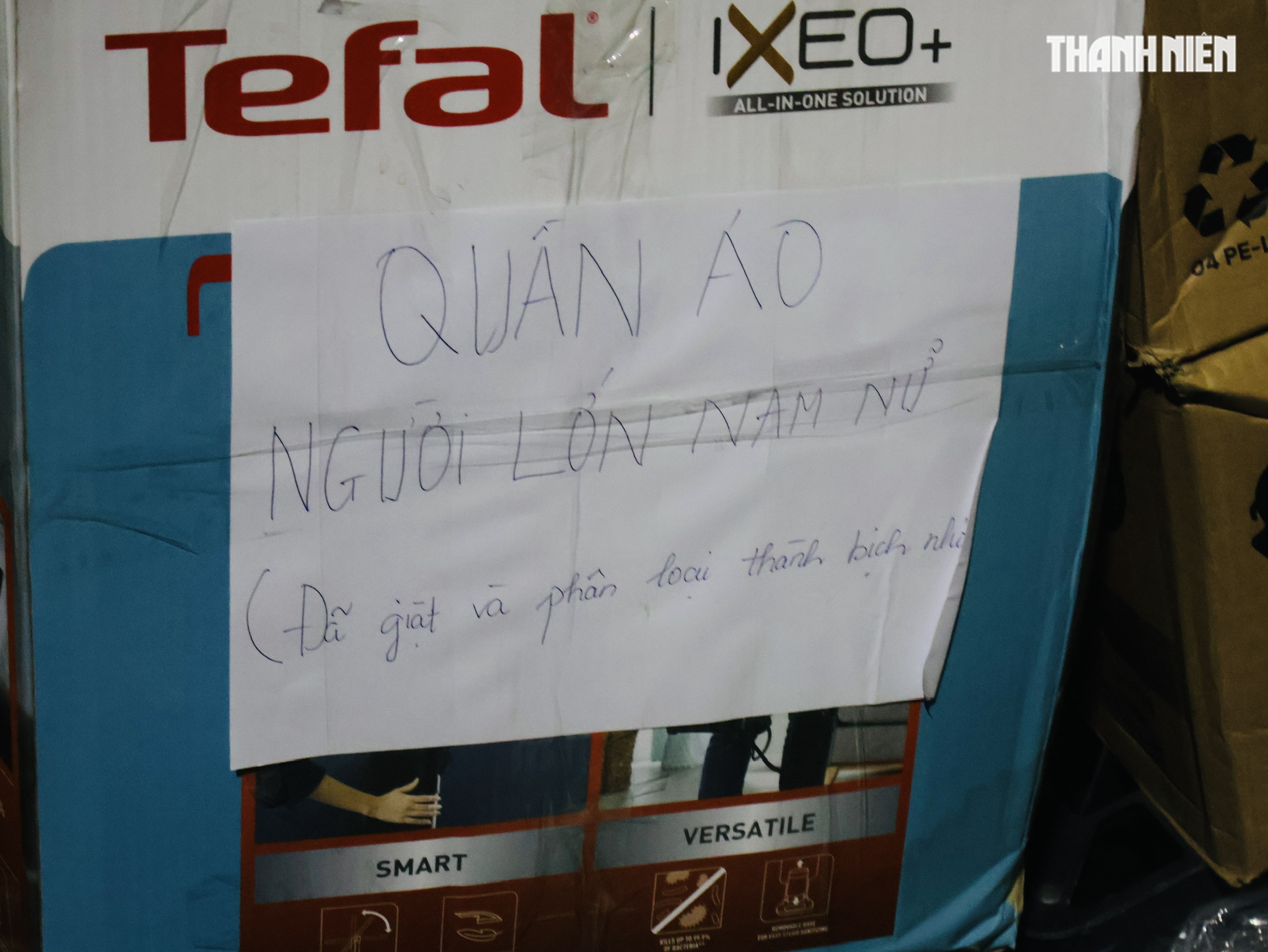 Thâu đêm chuyền tay hàng cứu trợ đến đồng bào vùng lũ miền Trung- Ảnh 8. Thâu đêm chuyền tay hàng cứu trợ đến đồng bào vùng lũ miền Trung- Ảnh 8.