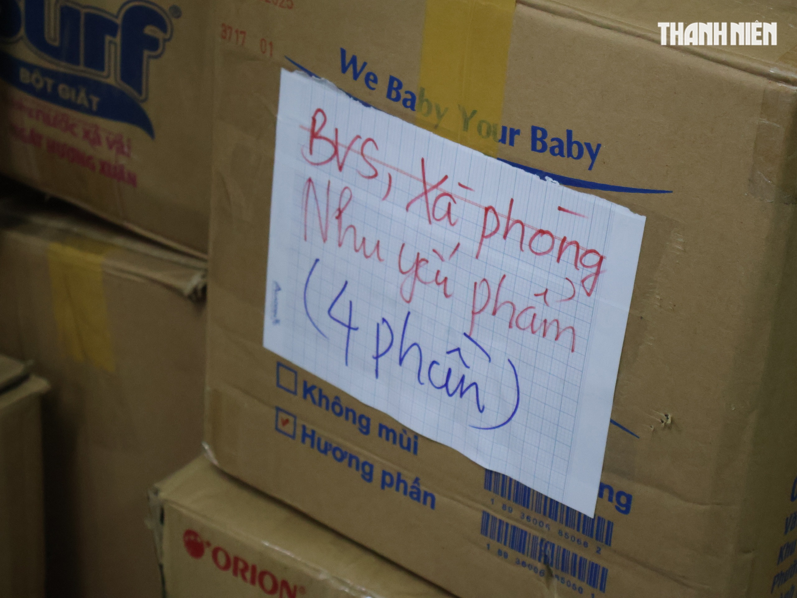 Thâu đêm chuyền tay hàng cứu trợ đến đồng bào vùng lũ miền Trung- Ảnh 7. Thâu đêm chuyền tay hàng cứu trợ đến đồng bào vùng lũ miền Trung- Ảnh 7.