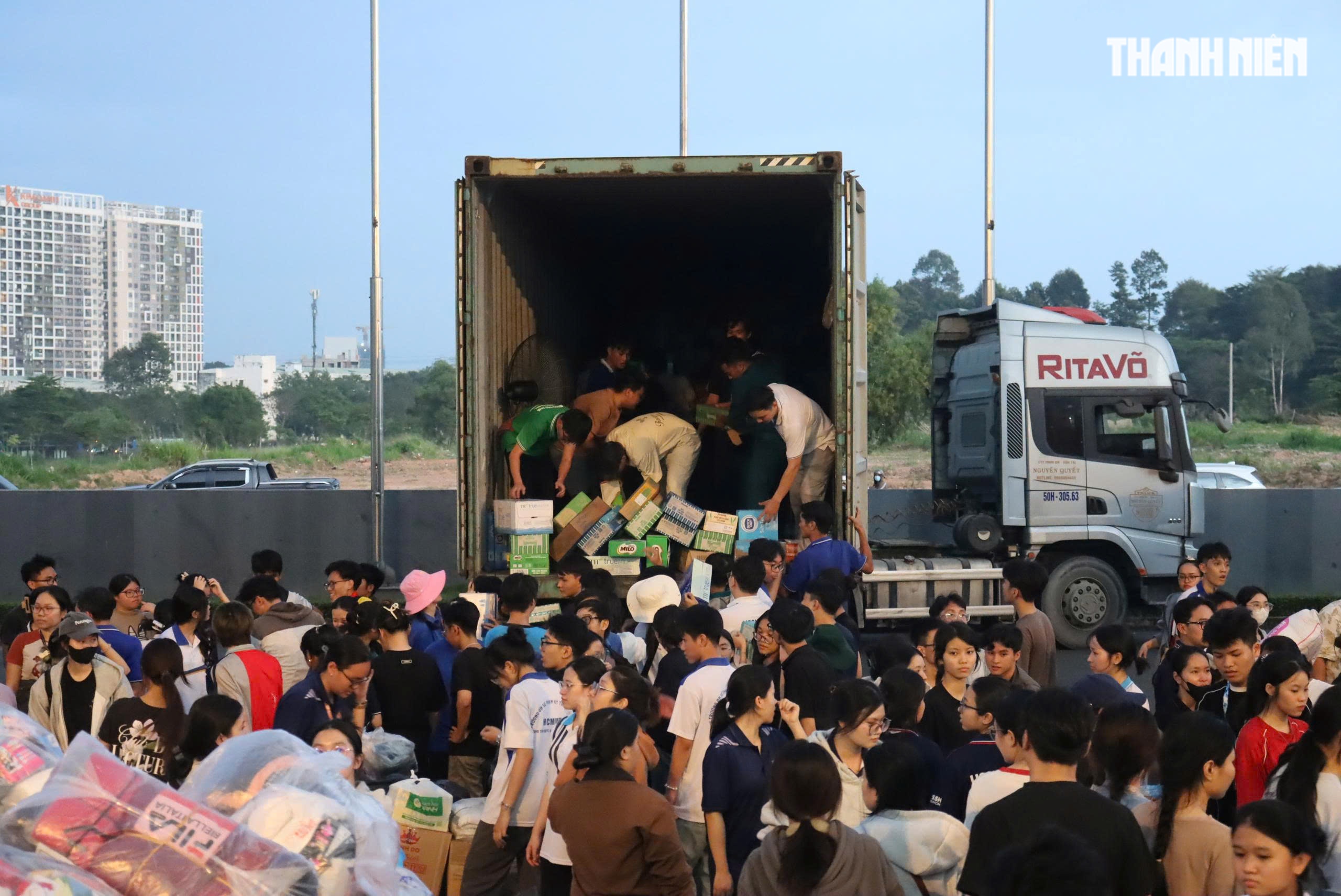 Thâu đêm chuyền tay hàng cứu trợ đến đồng bào vùng lũ miền Trung- Ảnh 13. Thâu đêm chuyền tay hàng cứu trợ đến đồng bào vùng lũ miền Trung- Ảnh 13.