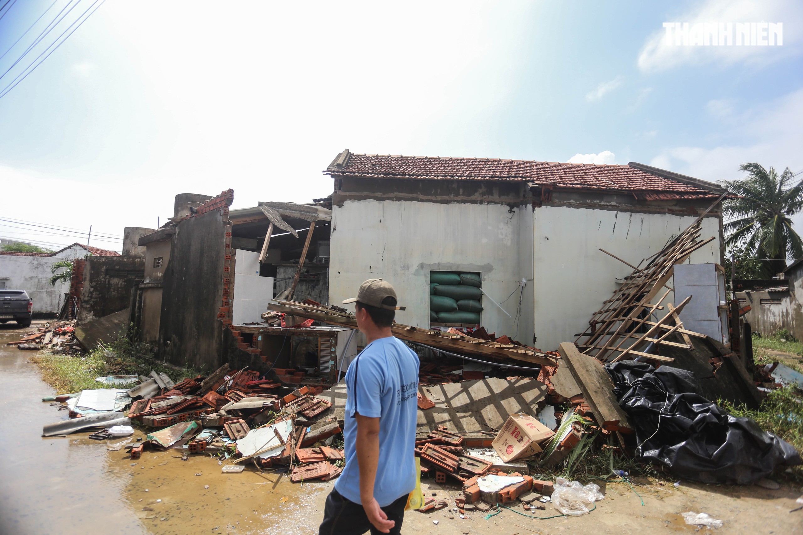 Thợ hồ rốn lũ Hòa Xuân: Nhà sập vẫn từ chối quà, nhường cho người khổ hơn- Ảnh 4.