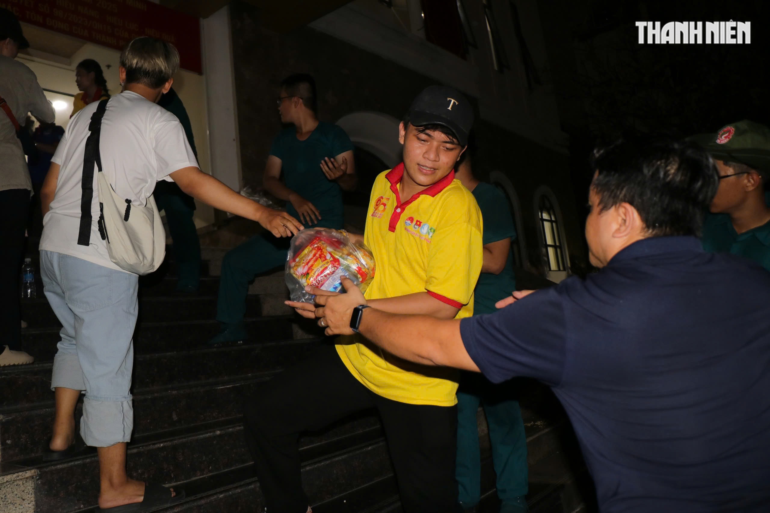 Thâu đêm chuyền tay hàng cứu trợ đến đồng bào vùng lũ miền Trung- Ảnh 10. Thâu đêm chuyền tay hàng cứu trợ đến đồng bào vùng lũ miền Trung- Ảnh 10.