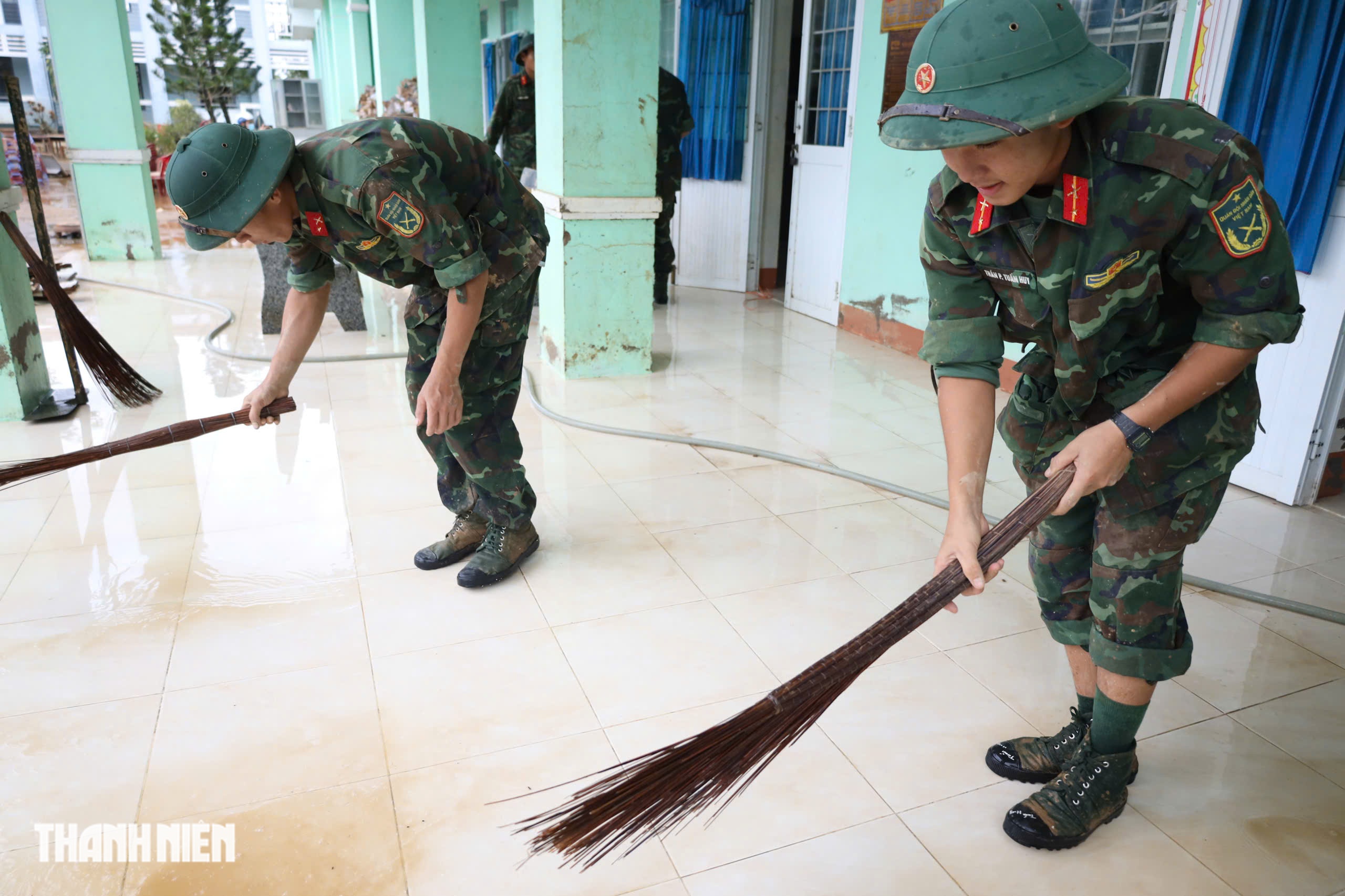 Rốn lũ hòa Thịnh: Lớp học ngập bùn , bộ đội giúp học sinh trở lại trường - Ảnh 3.