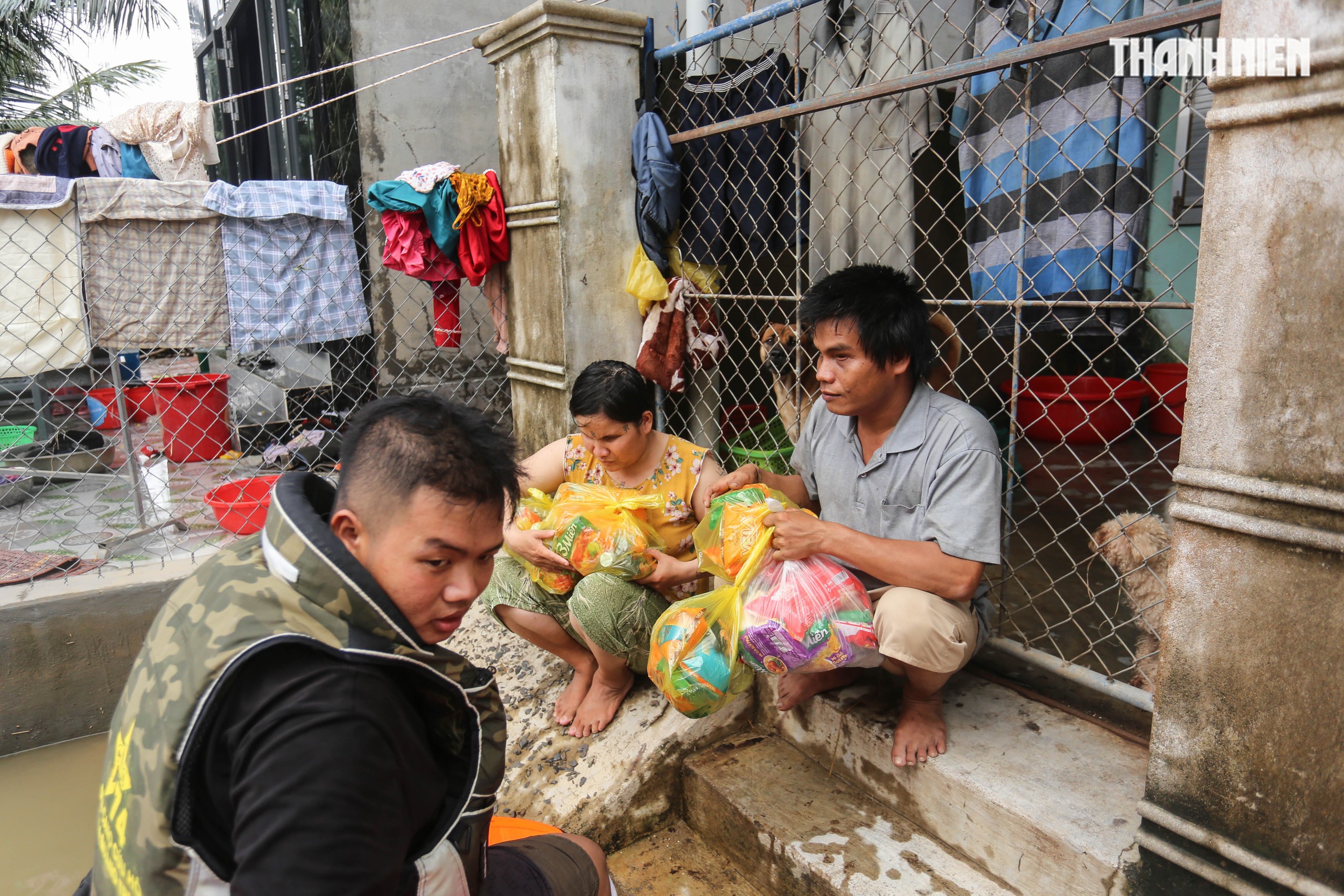 Thợ hồ rốn lũ Hòa Xuân: Nhà sập vẫn từ chối quà, nhường cho người khổ hơn- Ảnh 7.
