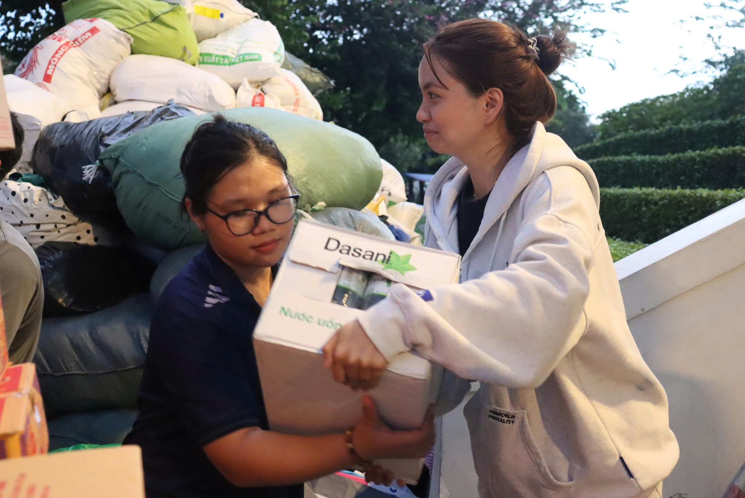 Thâu đêm chuyền tay hàng cứu trợ đến đồng bào vùng lũ miền Trung- Ảnh 16. Thâu đêm chuyền tay hàng cứu trợ đến đồng bào vùng lũ miền Trung- Ảnh 16.