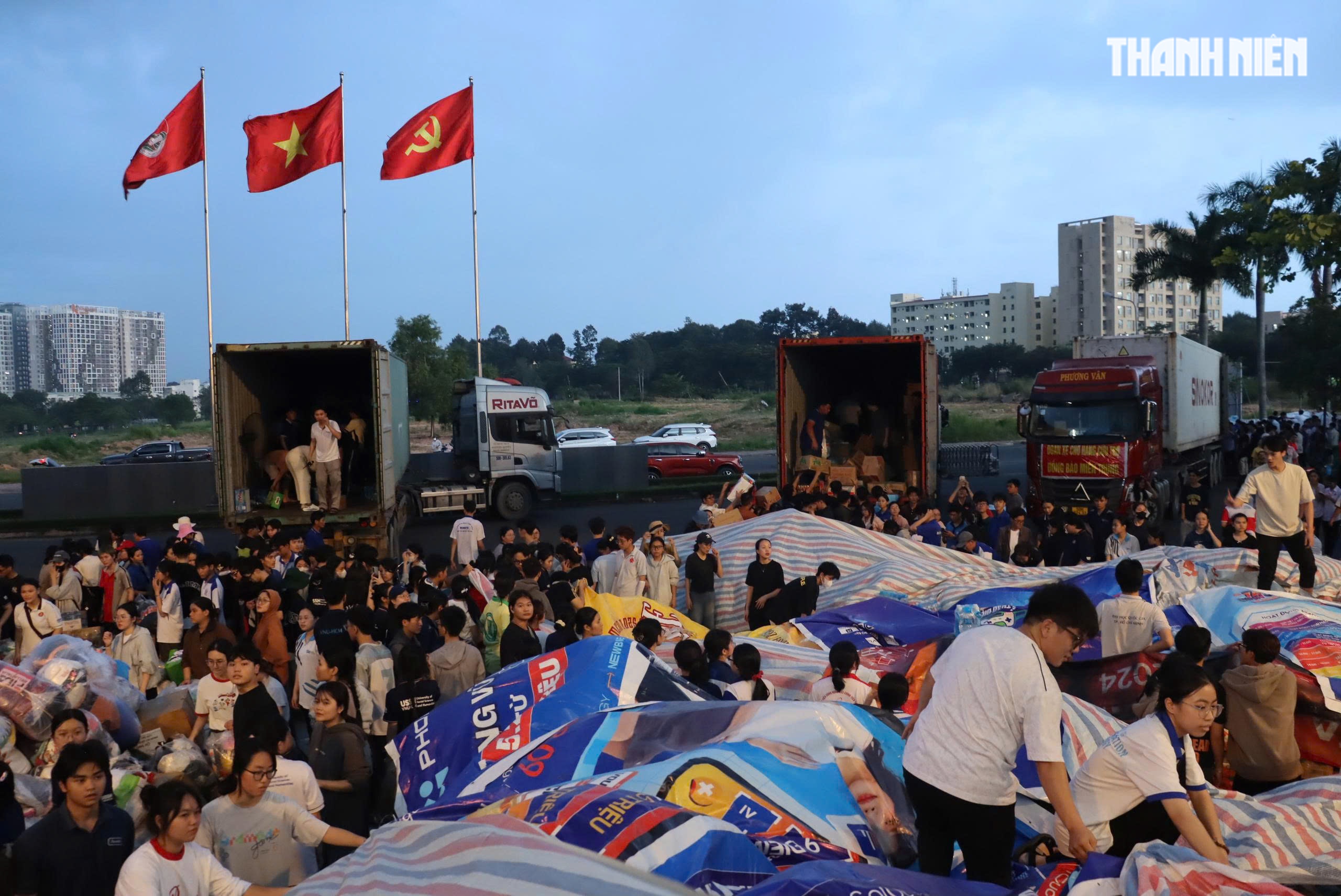 Thâu đêm chuyền tay hàng cứu trợ đến đồng bào vùng lũ miền Trung- Ảnh 12. Thâu đêm chuyền tay hàng cứu trợ đến đồng bào vùng lũ miền Trung- Ảnh 12.