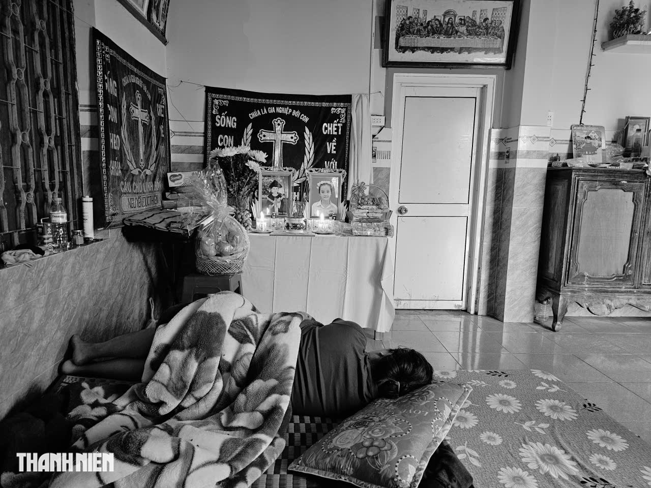 Mưa lũ cuốn trôi 2 con nhỏ: Nỗi đau không nguôi của người mẹ bên bàn thờ - Ảnh 1.