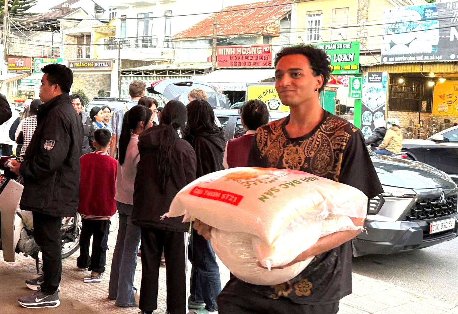Nhiều bạn trẻ nước ngoài chung tay với người Đà Lạt ủng hộ đồng bào vùng lũ- Ảnh 1.