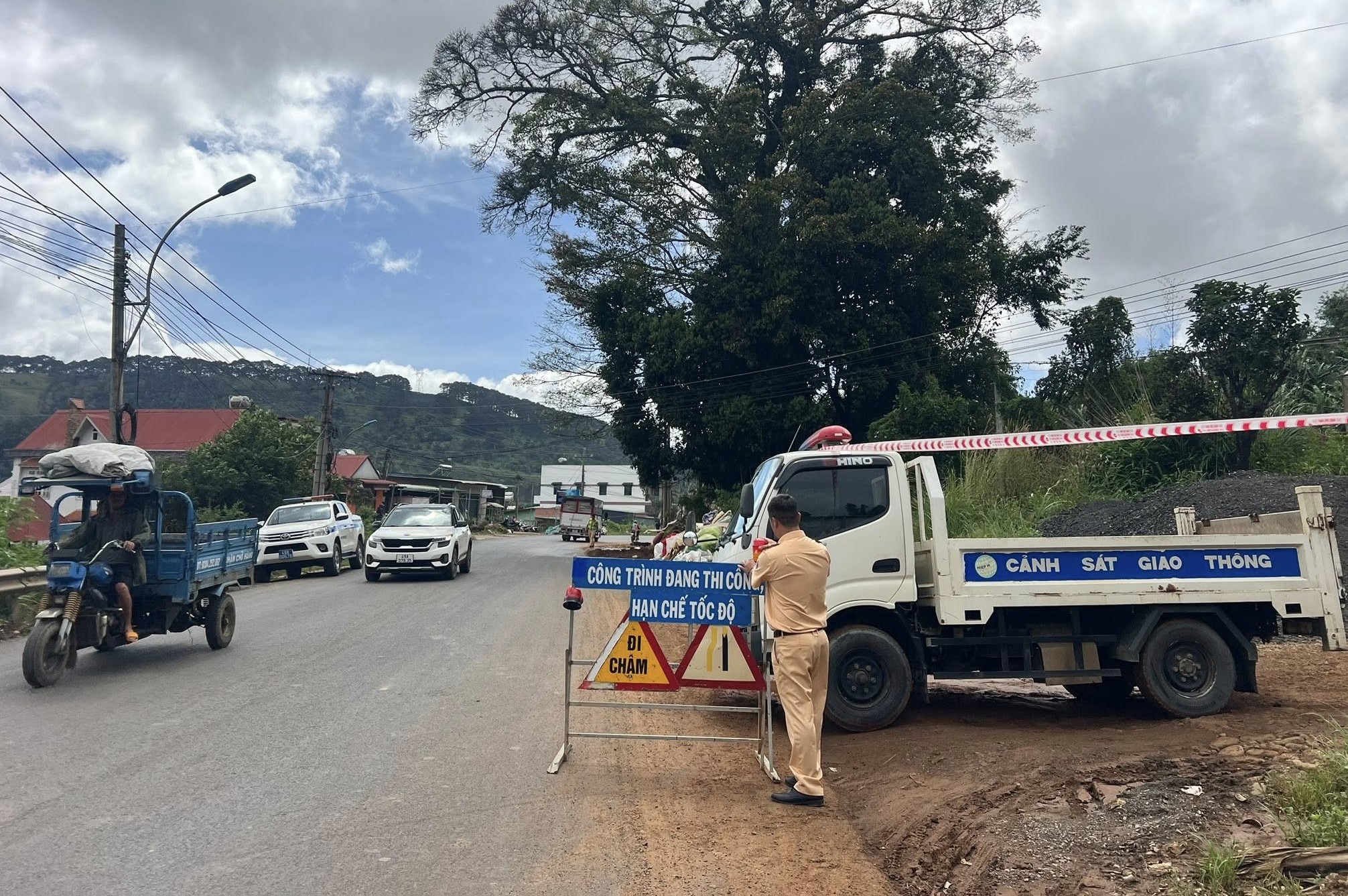 Chuyên gia Hà Nội khảo sát vết nứt dài trên đồi Ba Lá Xanh- Ảnh 6.