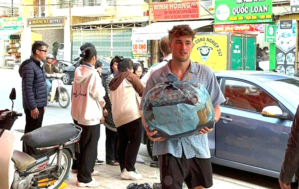 Nhiều bạn trẻ nước ngoài chung tay với người Đà Lạt ủng hộ đồng bào vùng lũ- Ảnh 4.
