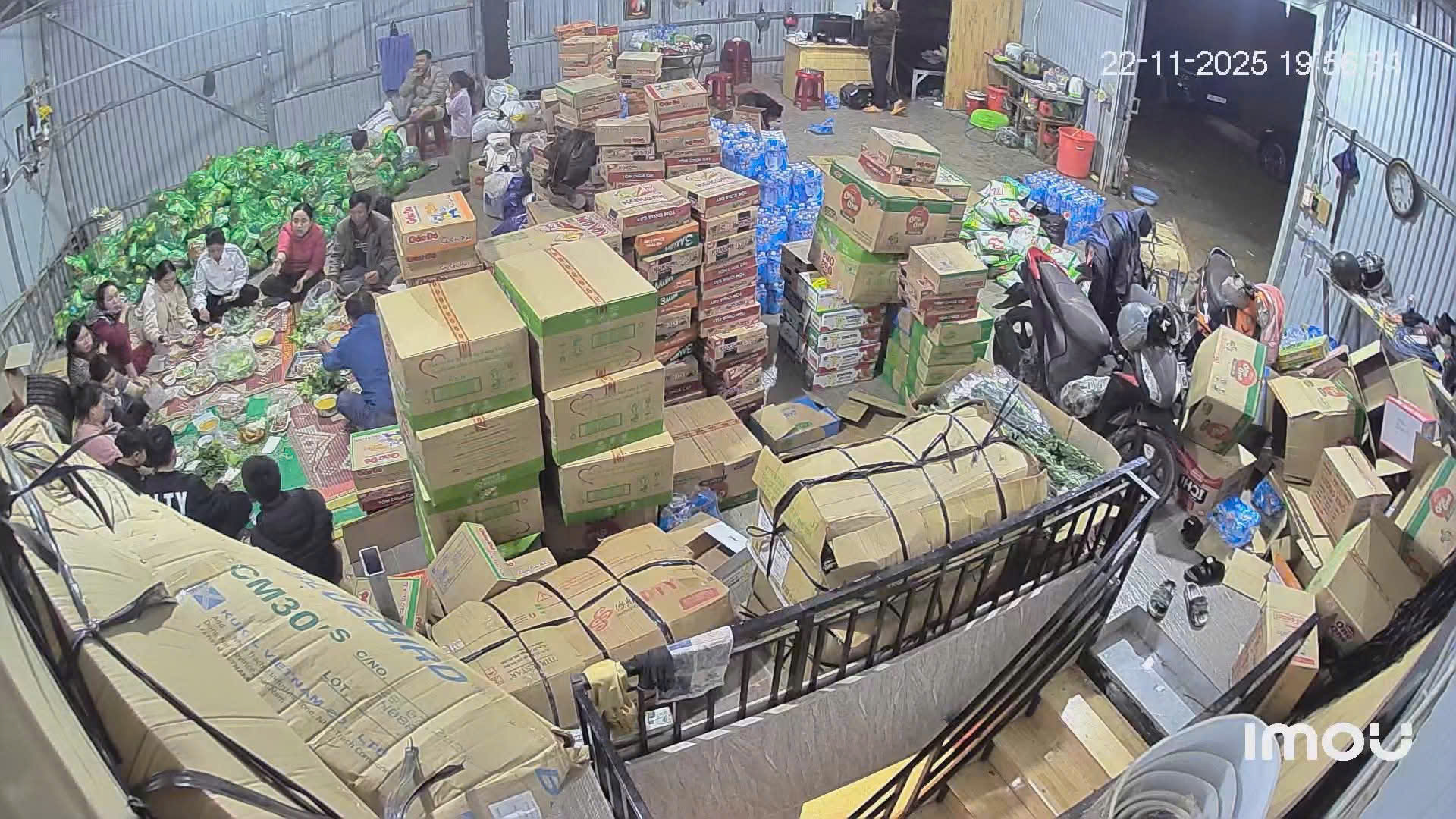 Nhiều bạn trẻ nước ngoài chung tay với người Đà Lạt ủng hộ đồng bào vùng lũ- Ảnh 11.