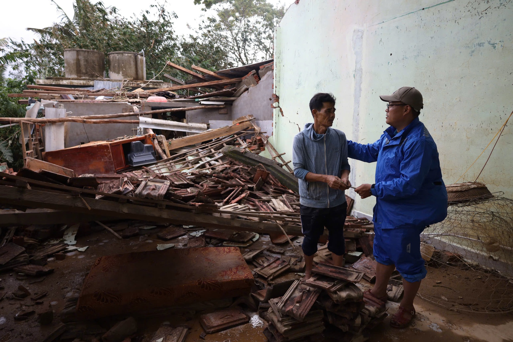 PV Thanh Niên nơi rốn lũ miền Trung: Vừa đưa tin vừa kết nối nhân ái- Ảnh 3.