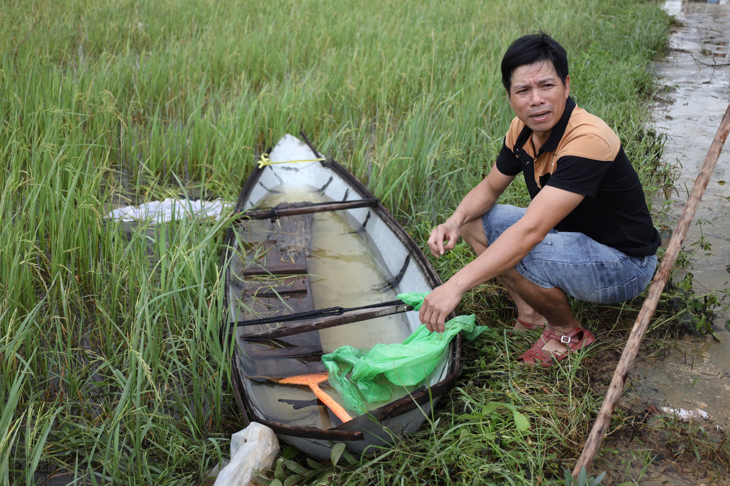Người hùng của xóm nhỏ giữa lũ dữ ở Hòa Thịnh: Chuyện chiếc ghe cứu mạng người - Ảnh 4.