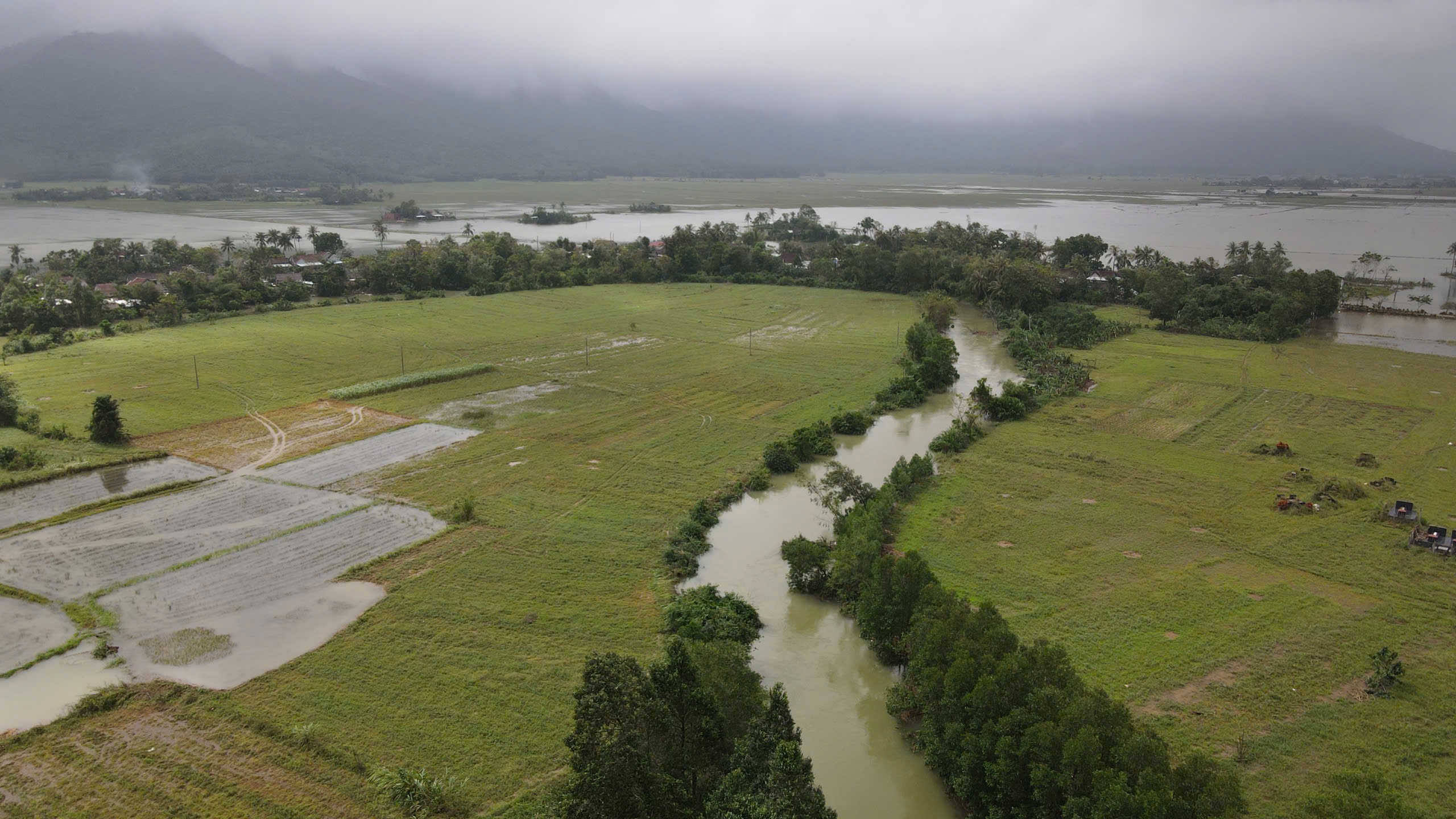 Người hùng của xóm nhỏ giữa lũ dữ ở Hòa Thịnh: Chuyện chiếc ghe cứu mạng người - Ảnh 1.