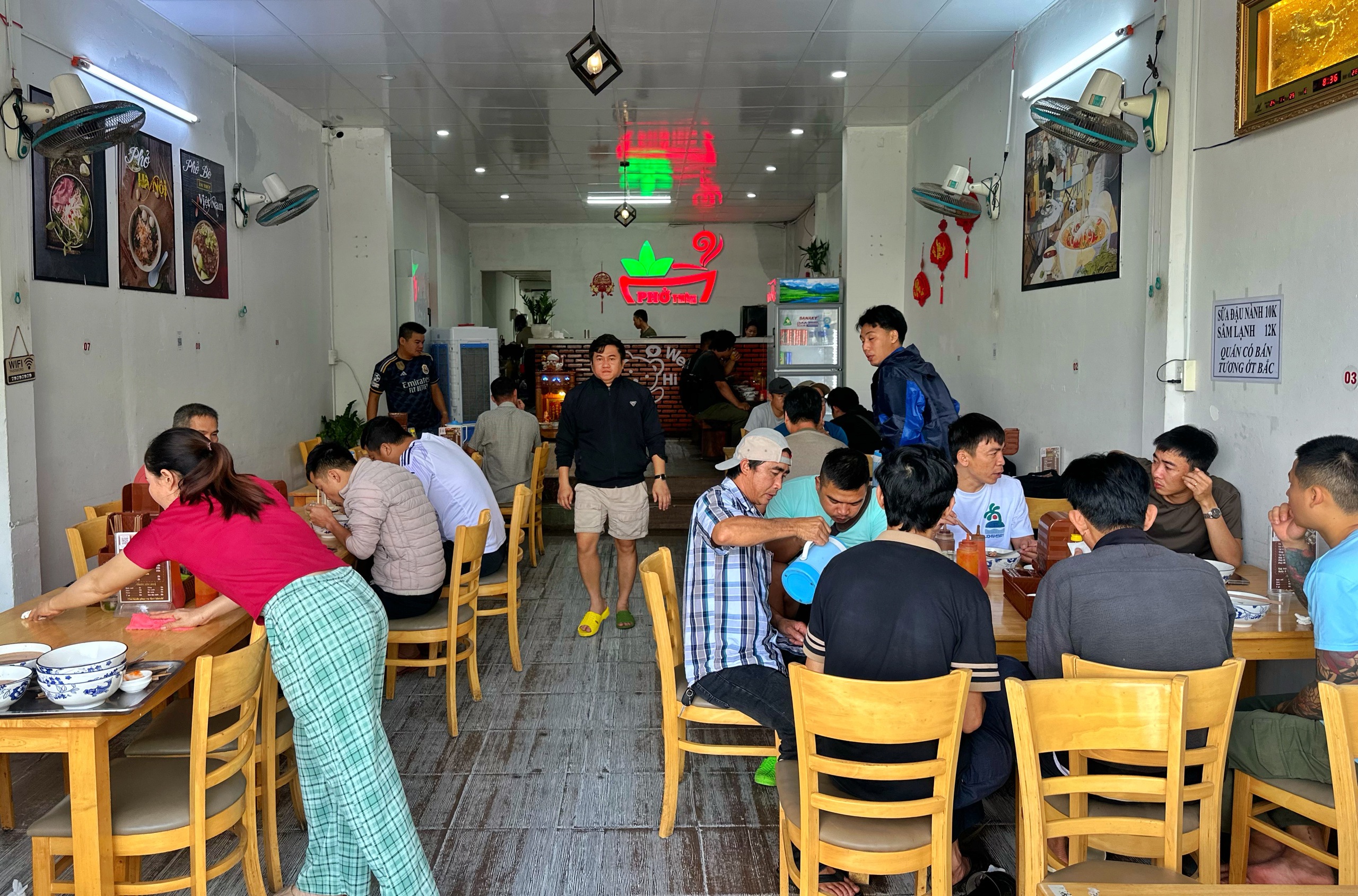 Anh chủ đãi các đoàn cứu trợ vùng lũ Đắk Lắk ăn phở: Hành lá từ… TP.HCM - Ảnh 1.