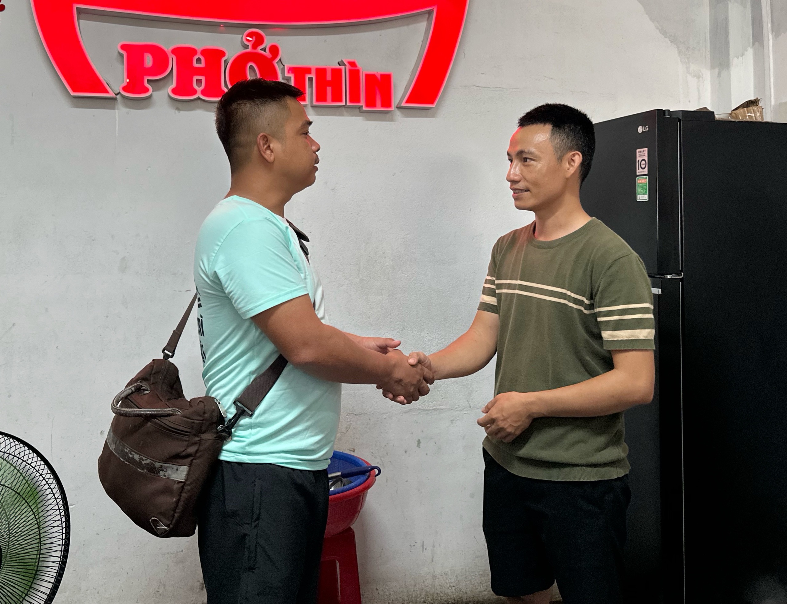 Anh chủ đãi các đoàn cứu trợ vùng lũ Đắk Lắk ăn phở: Hành lá từ… TP.HCM - Ảnh 2.