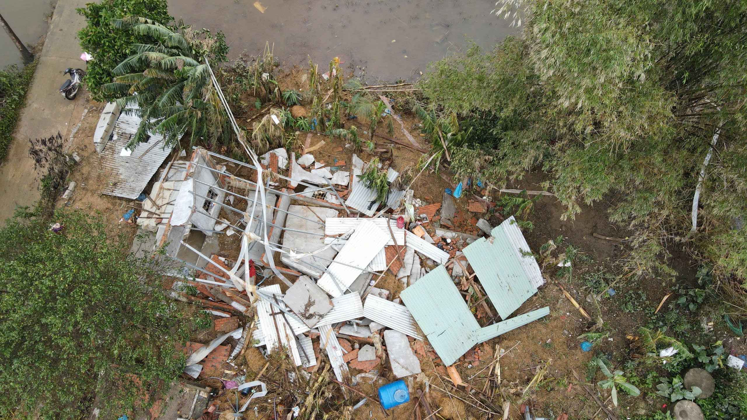 Xót xa đại gia đình mất 4 căn nhà sau một đêm ở rốn lũ Hòa Thịnh - Ảnh 1.