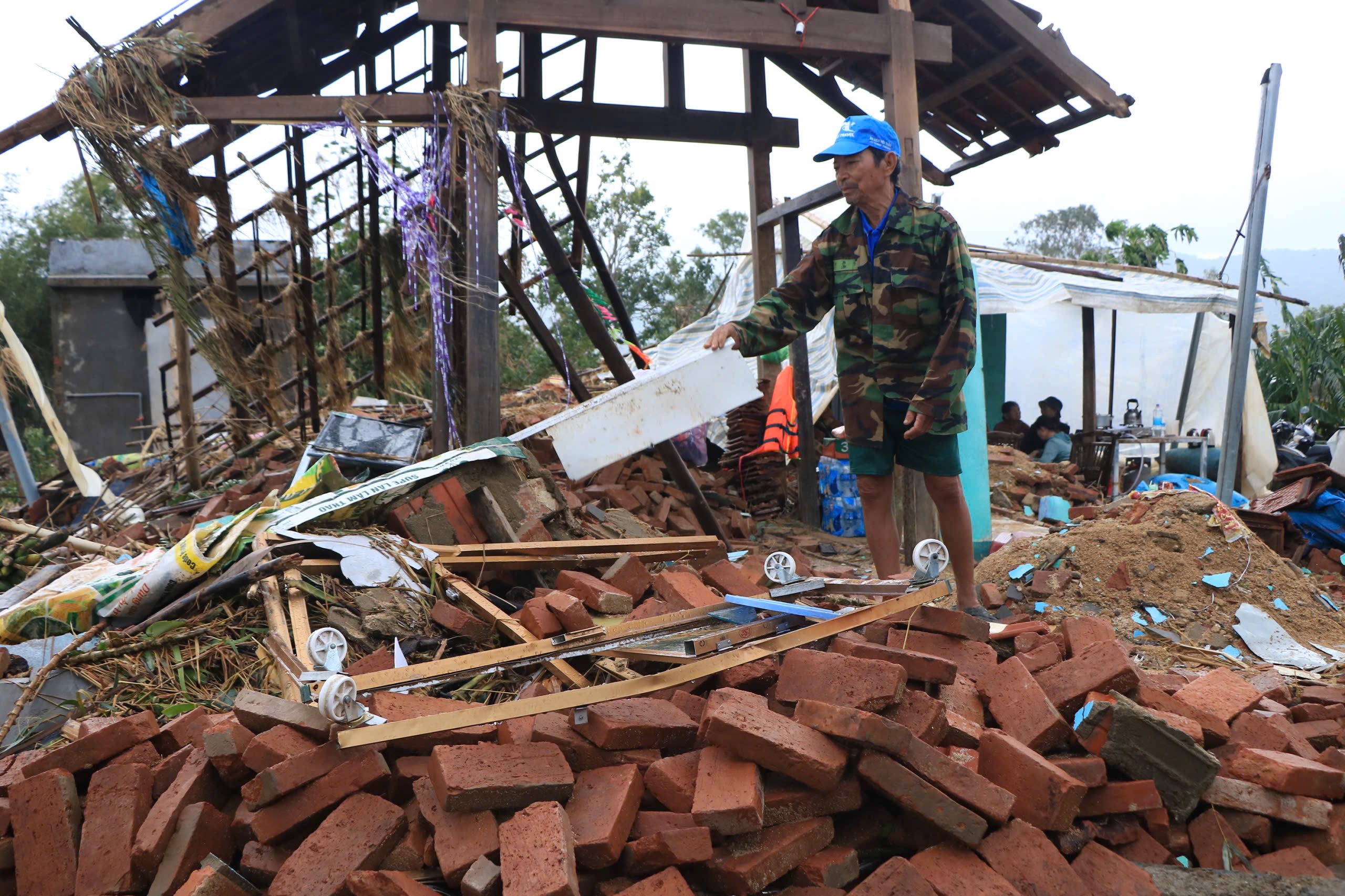 Xót xa đại gia đình mất 4 căn nhà sau một đêm ở rốn lũ Hòa Thịnh - Ảnh 4.