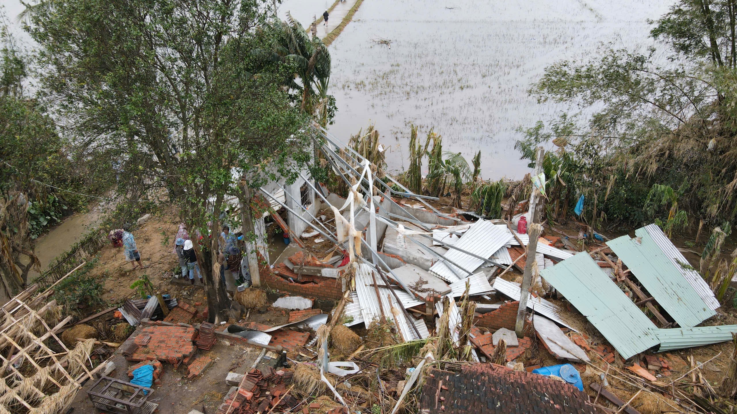 Xót xa đại gia đình mất 4 căn nhà sau một đêm ở rốn lũ Hòa Thịnh - Ảnh 9.