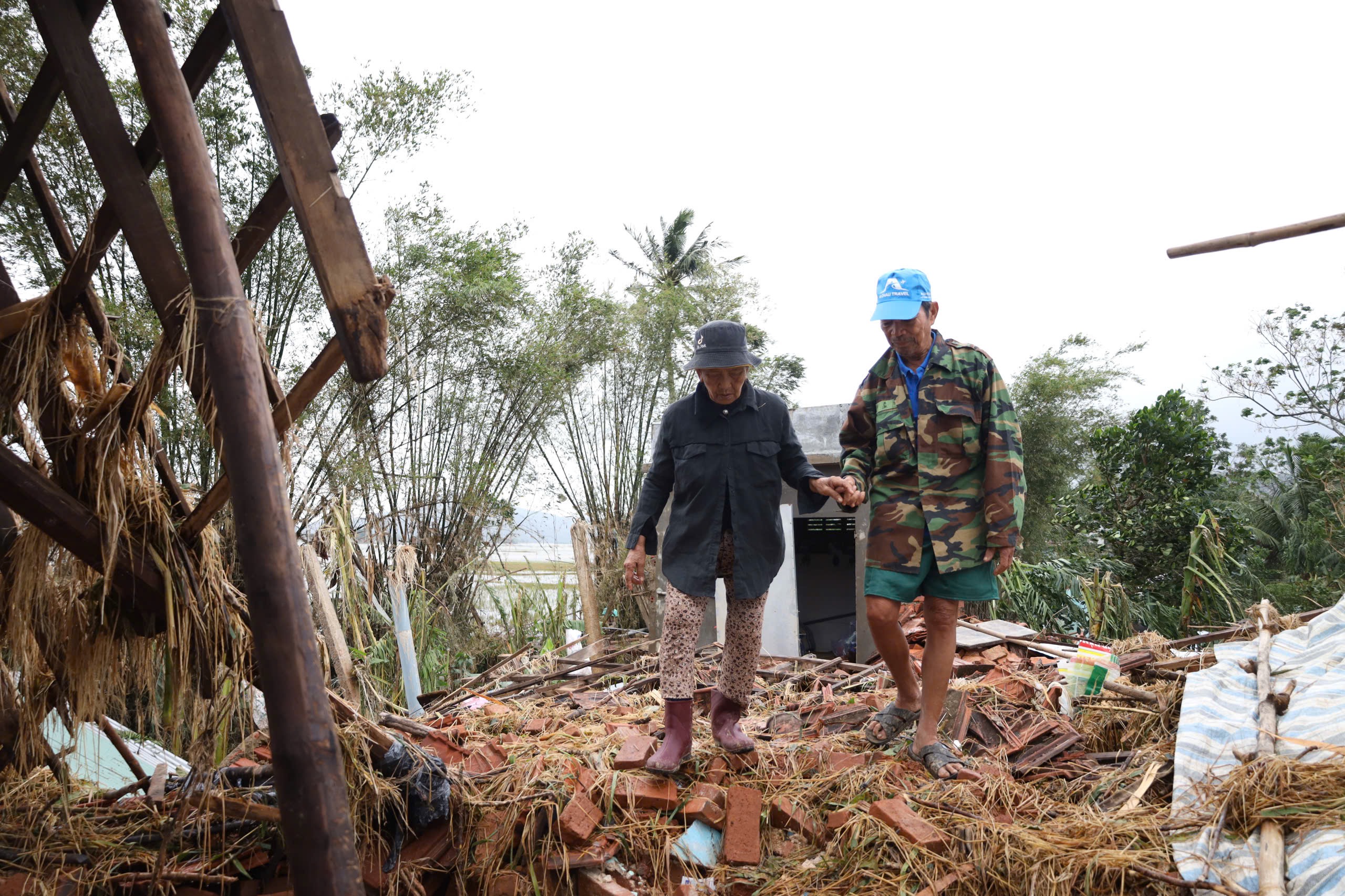 Xót xa đại gia đình mất 4 căn nhà sau một đêm ở rốn lũ Hòa Thịnh - Ảnh 2.