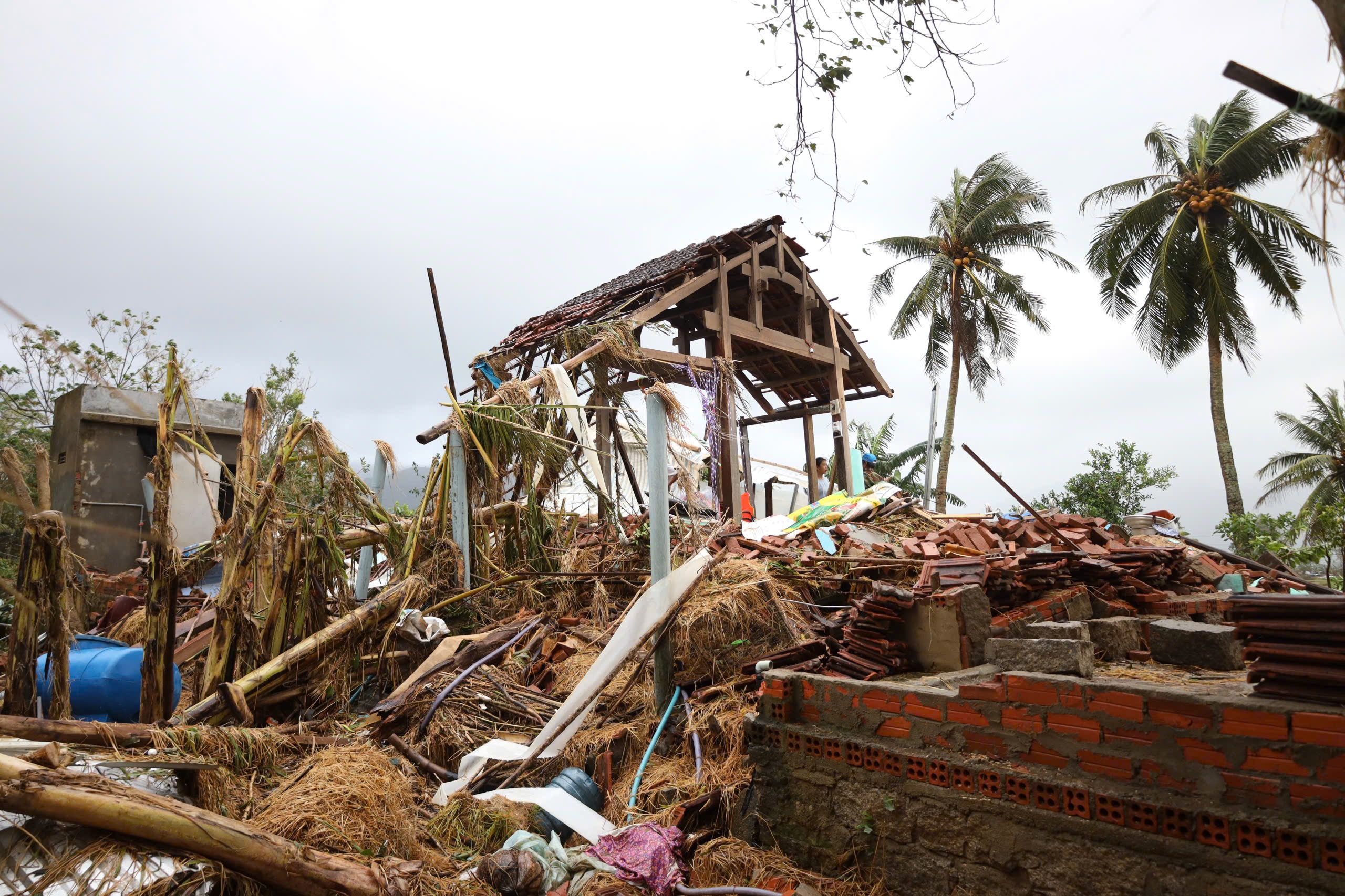 Xót xa đại gia đình mất 4 căn nhà sau một đêm ở rốn lũ Hòa Thịnh - Ảnh 3.