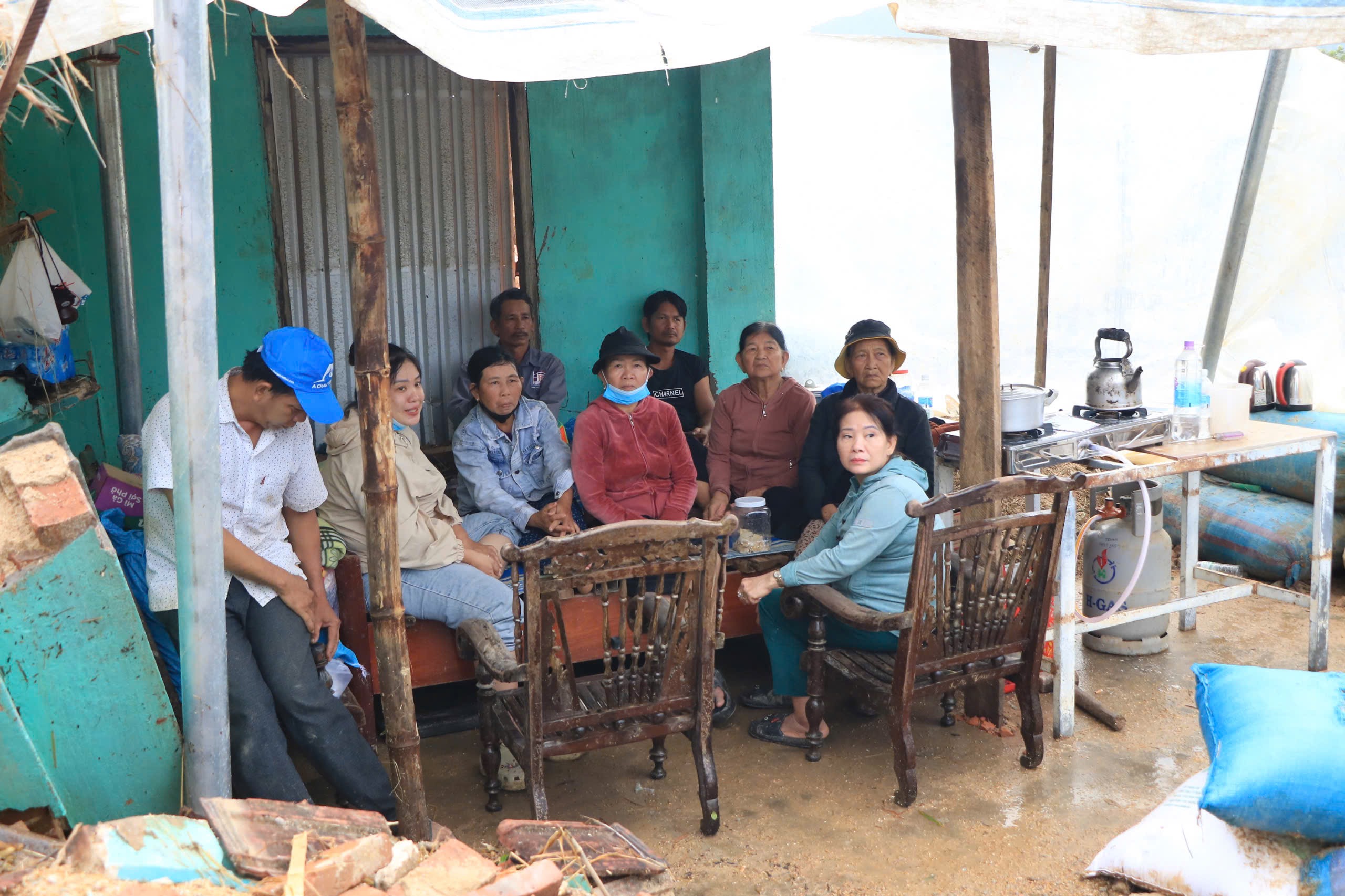 Xót xa đại gia đình mất 4 căn nhà sau một đêm ở rốn lũ Hòa Thịnh - Ảnh 11.