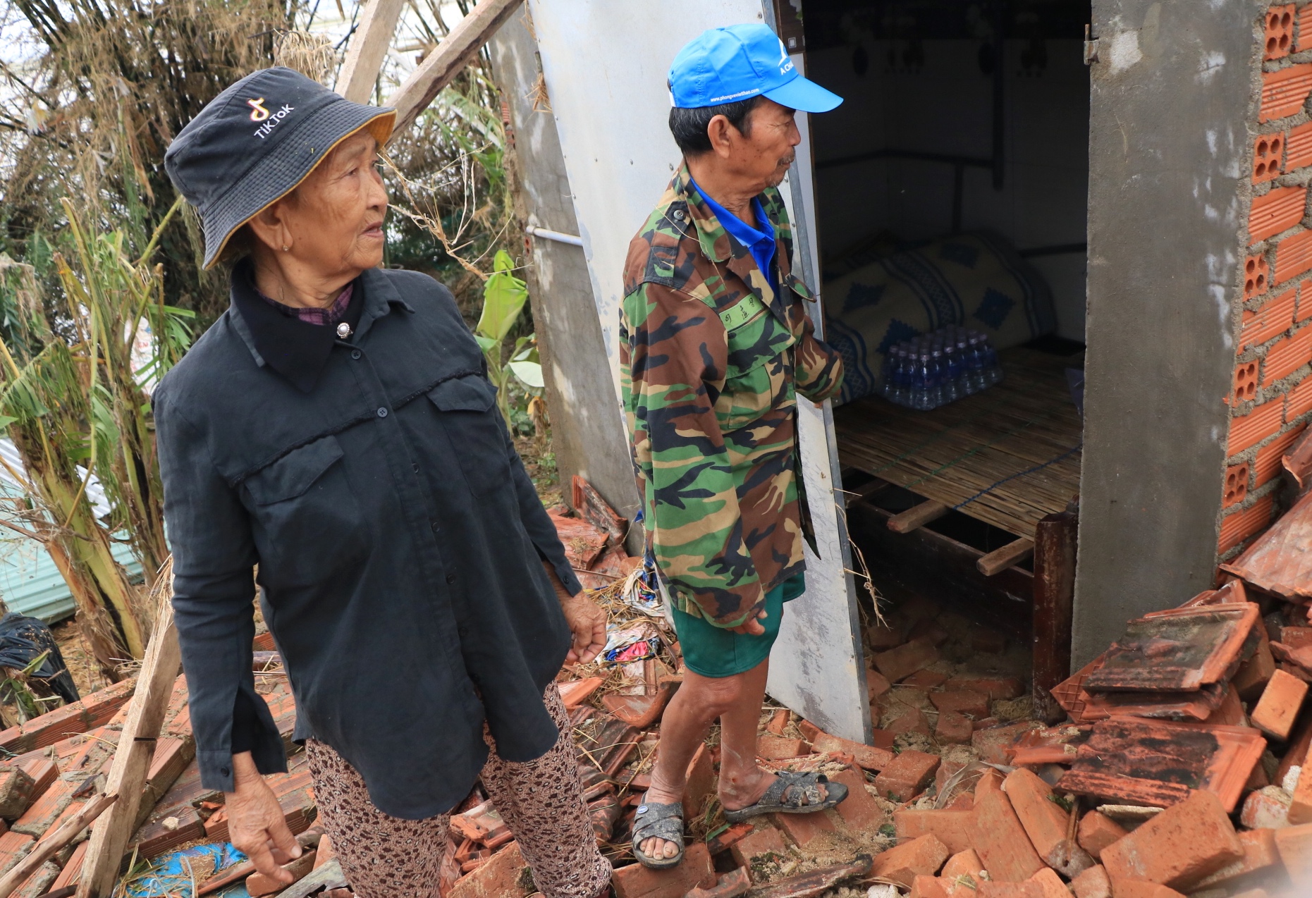 Xót xa đại gia đình mất 4 căn nhà sau một đêm ở rốn lũ Hòa Thịnh - Ảnh 10.