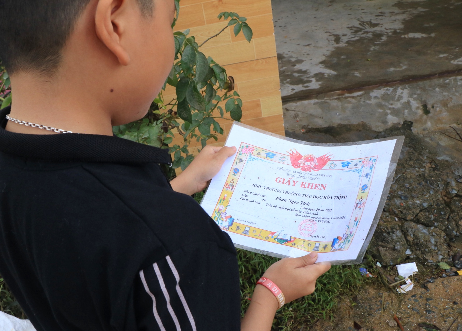 Học sinh lượm lại giấy khen trôi theo nước lũ: 'Sách vở của con ướt hết rồi!'- Ảnh 2.