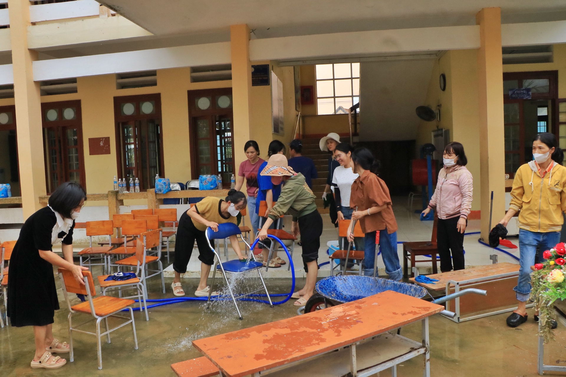 Học sinh lượm lại giấy khen trôi theo nước lũ: 'Sách vở của con ướt hết rồi!'- Ảnh 4.